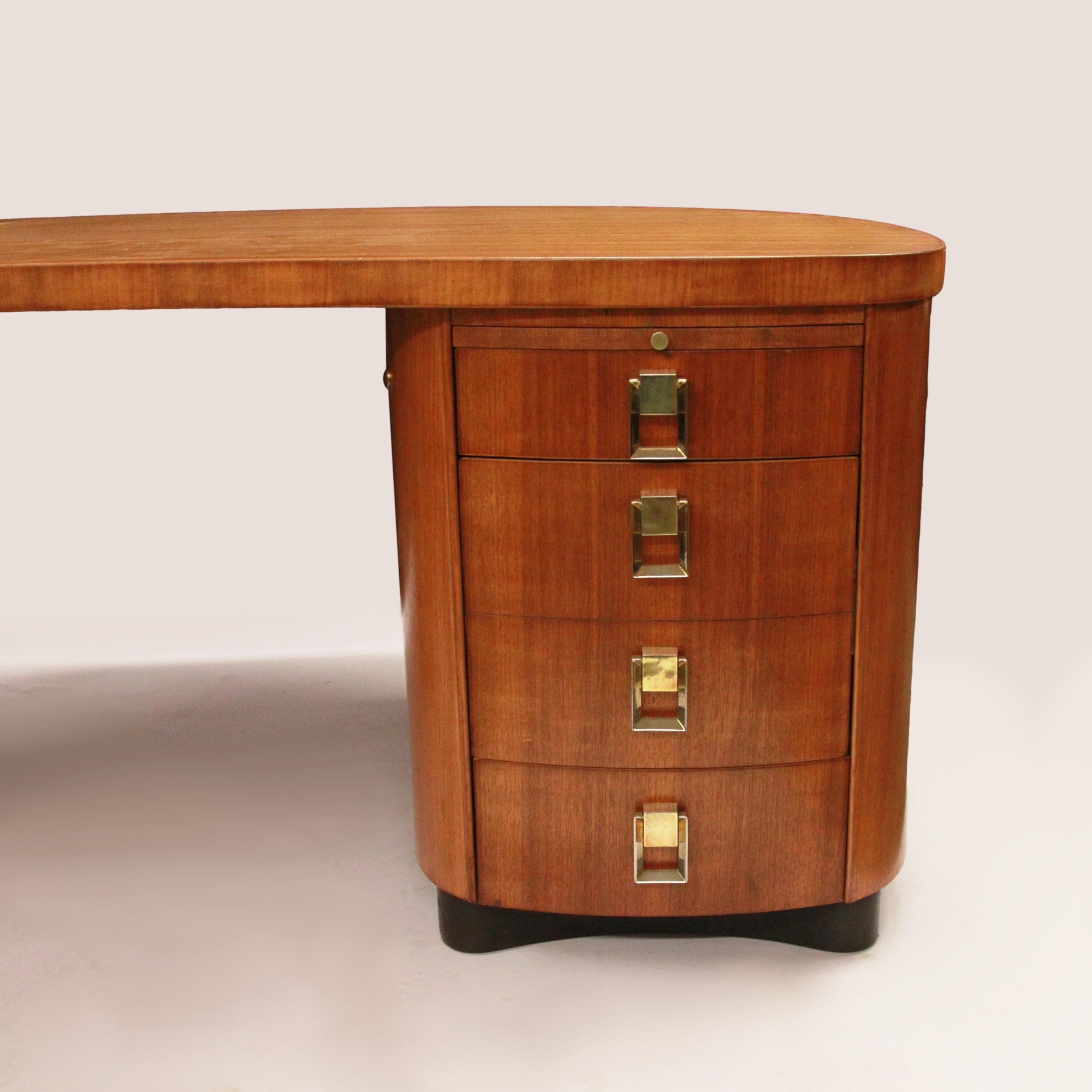 Walnut Rare 1950s Mid-Century Modern Executive Series Kidney-Shaped Desk by Stow Davis
