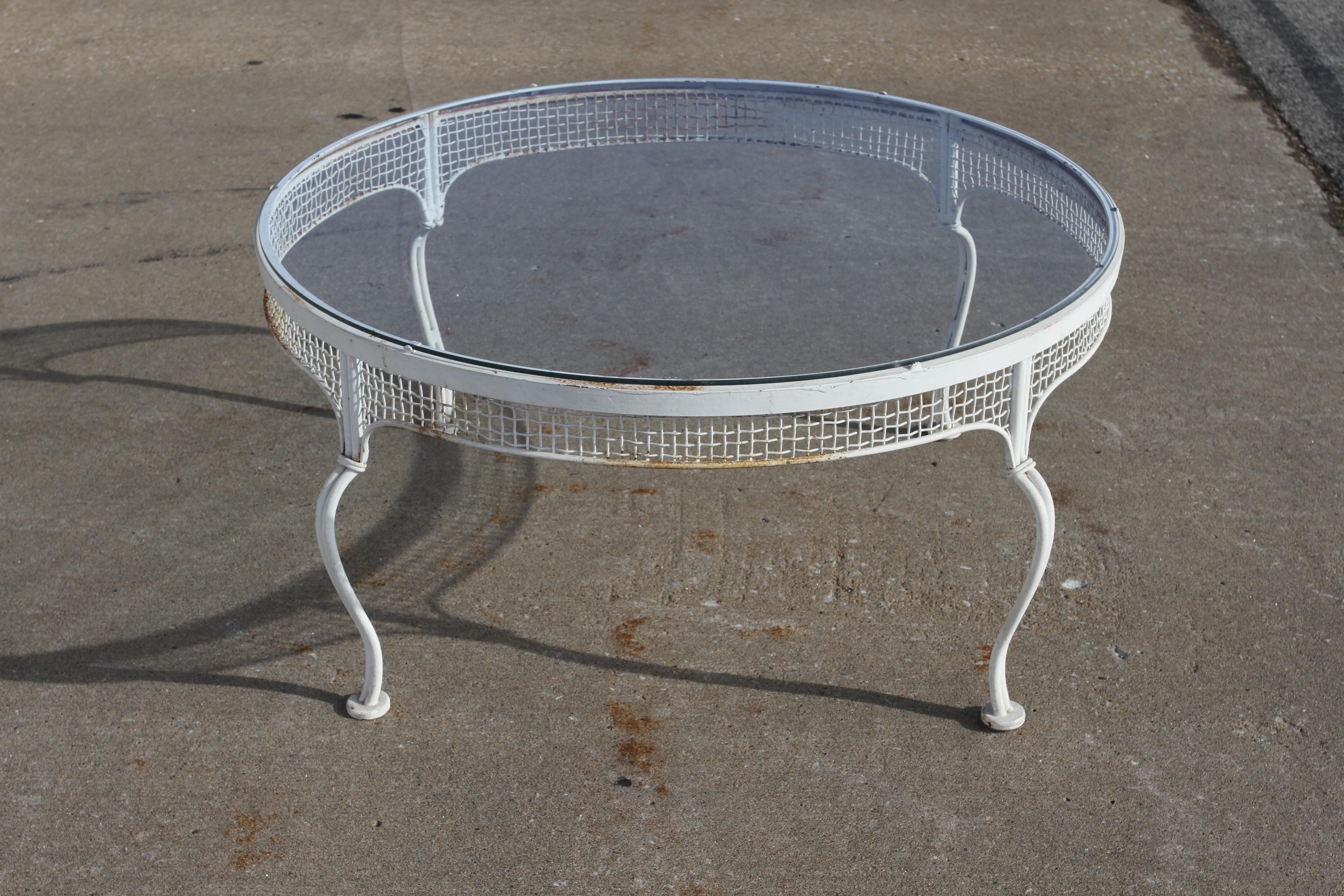 Rare 1950s Mid Century Woodard Wrought Iron & Mesh Glass Top Round Coffee Table  For Sale 2