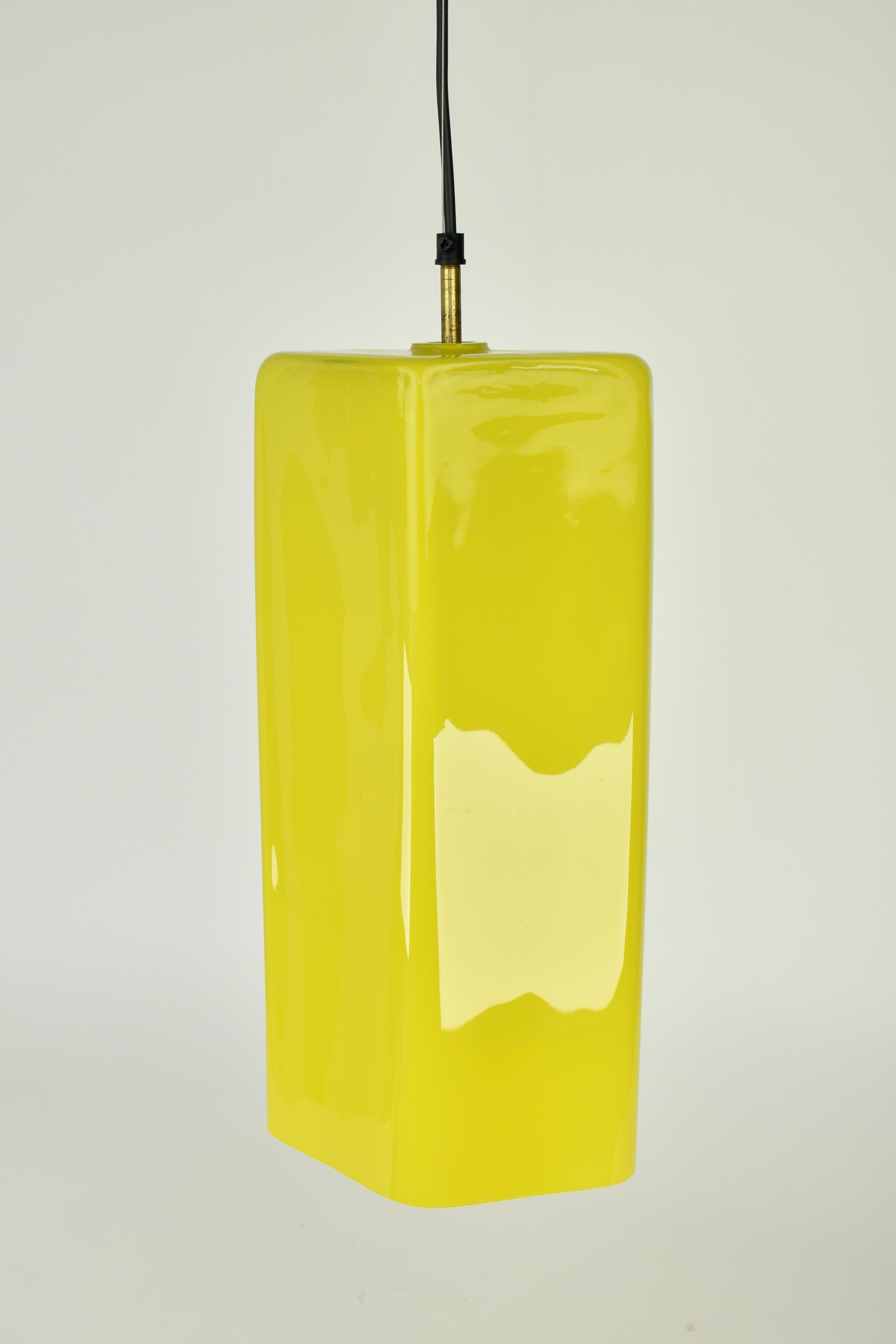 Rara lampada a sospensione in vetro di Murano a forma di diamante. Questo ciondolo è realizzato con la tecnica dell'incamiciato, per la quale Murano è molto conosciuta: il vetro è composto da due strati, che conferiscono al vetro esterno un colore