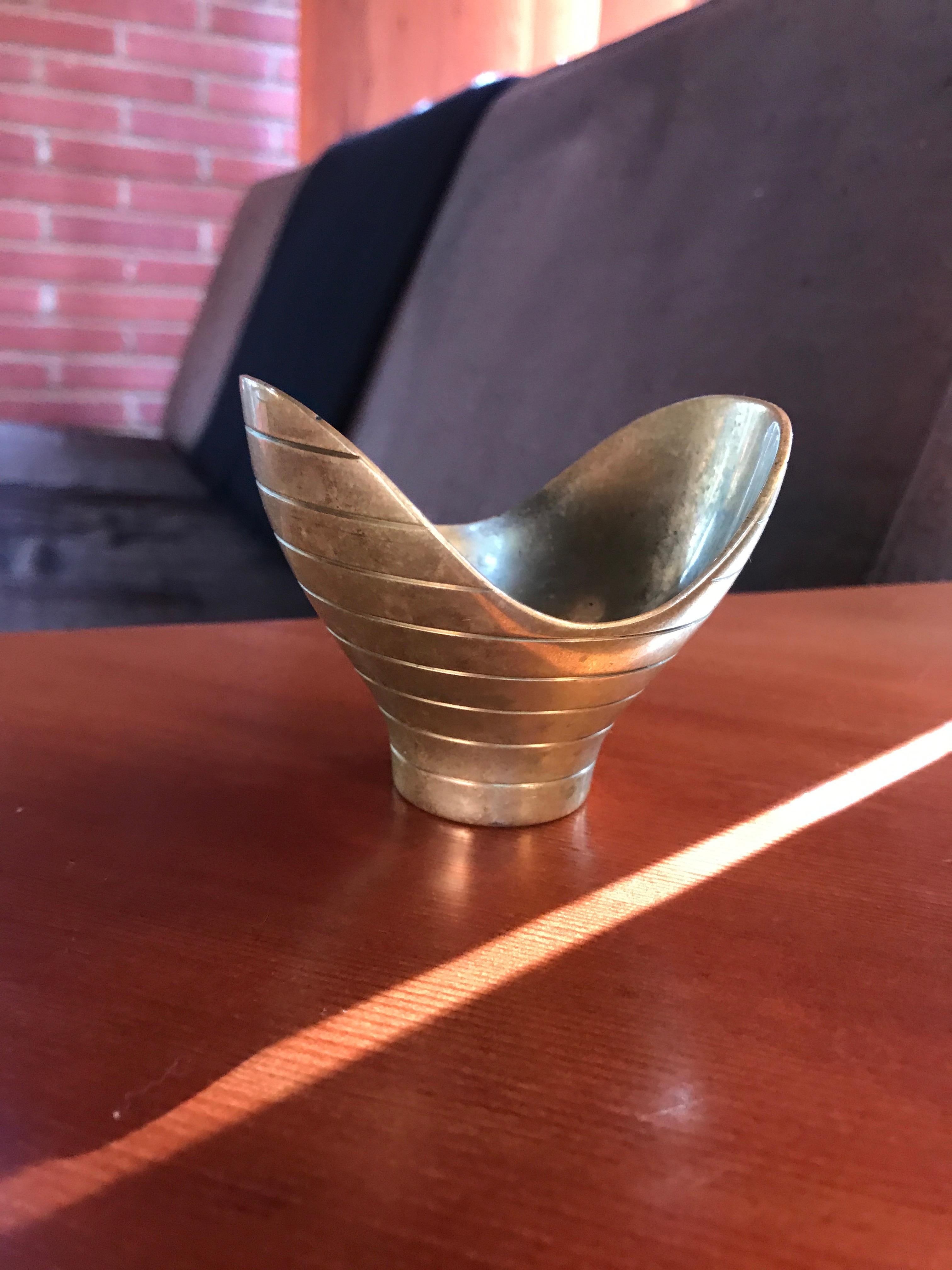 Rare 1950s Paavo Tynell Model AB-9 Anamorphic Brass Bowl for Taito Oy In Good Condition In Glendale, CA