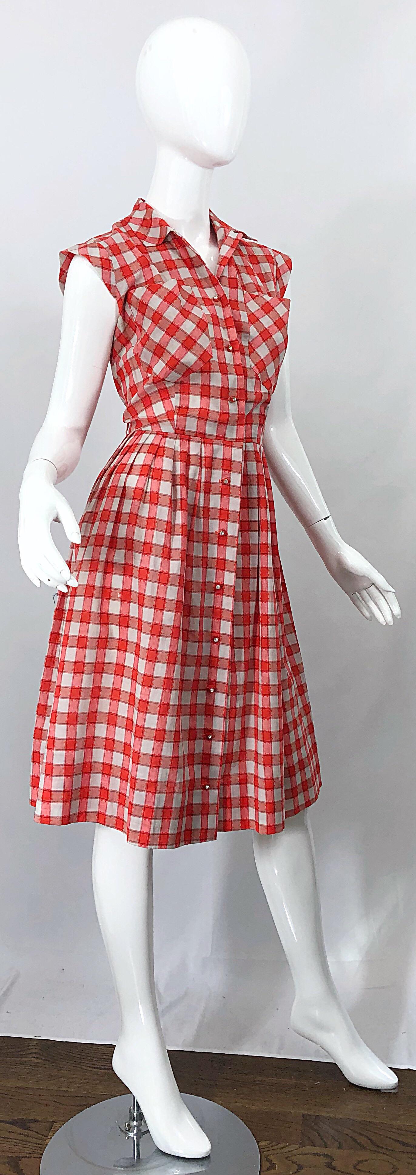 Seltenes 1950er kariertes Baumwollkleid mit Strass in Rot + Weiß, 50er Jahre Damen
