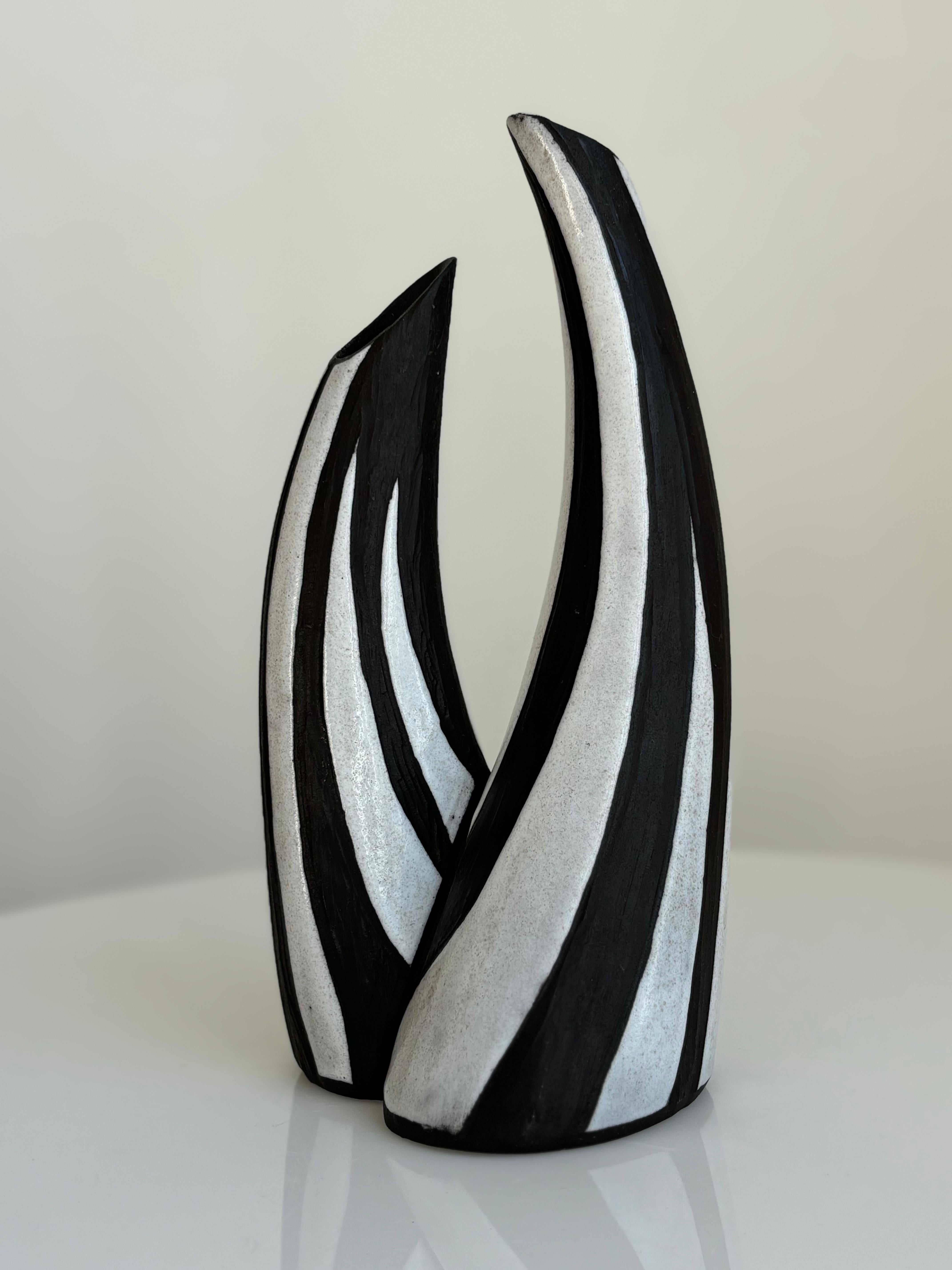 Vaso danese Mid-Century Modern degli anni '50 fatto a mano con un forte decoro grafico della serie Tribal / Harlekin di Marianne Starck (1931-2007). Smalto bianco osso lucido con linee grafiche intagliate a mano sul doppio vaso curvo ed elegante