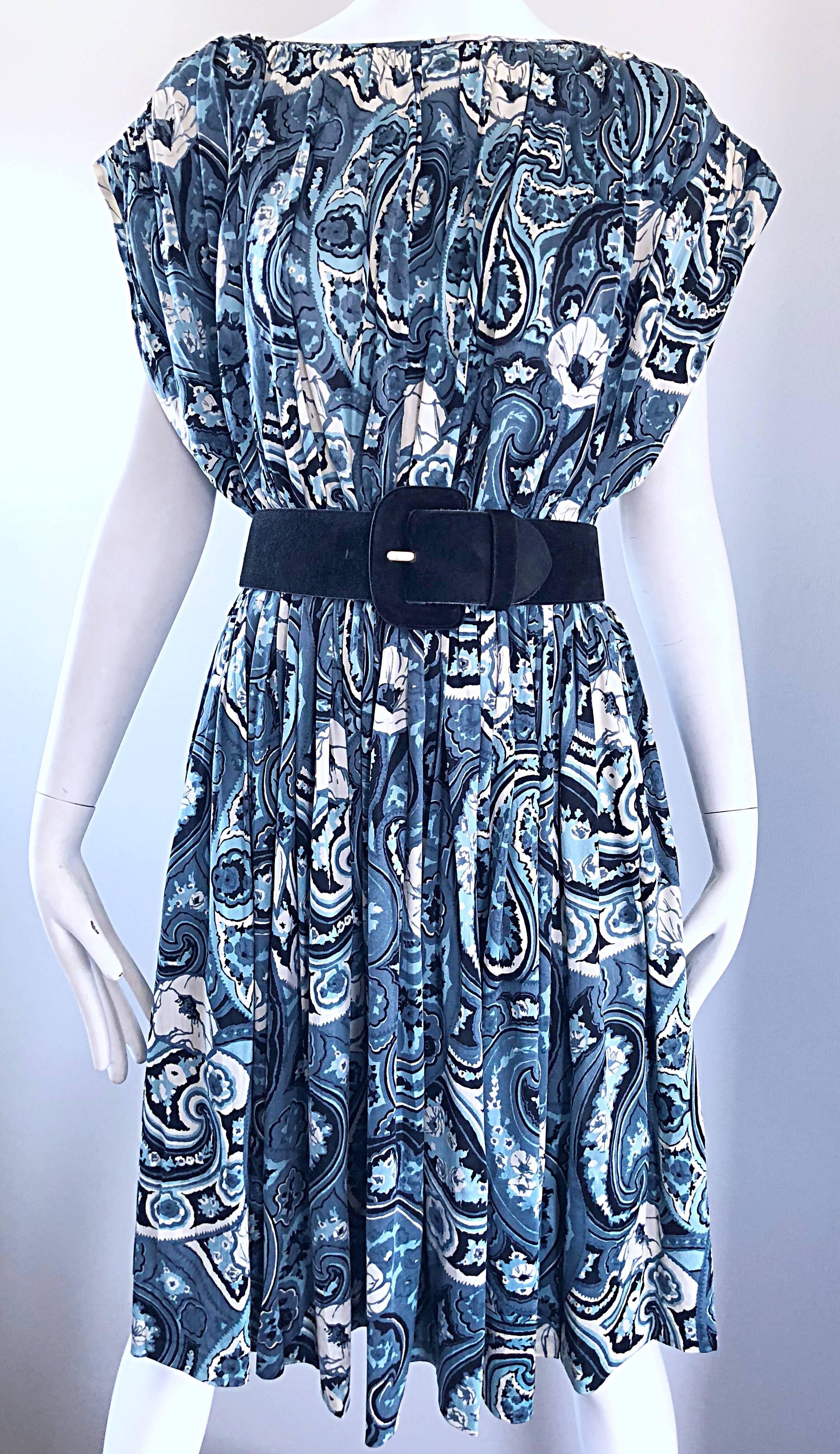 Rare 1970s Townley Blue + White Paisley Flower Print Vintage 70s Dress In Excellent Condition For Sale In San Diego, CA