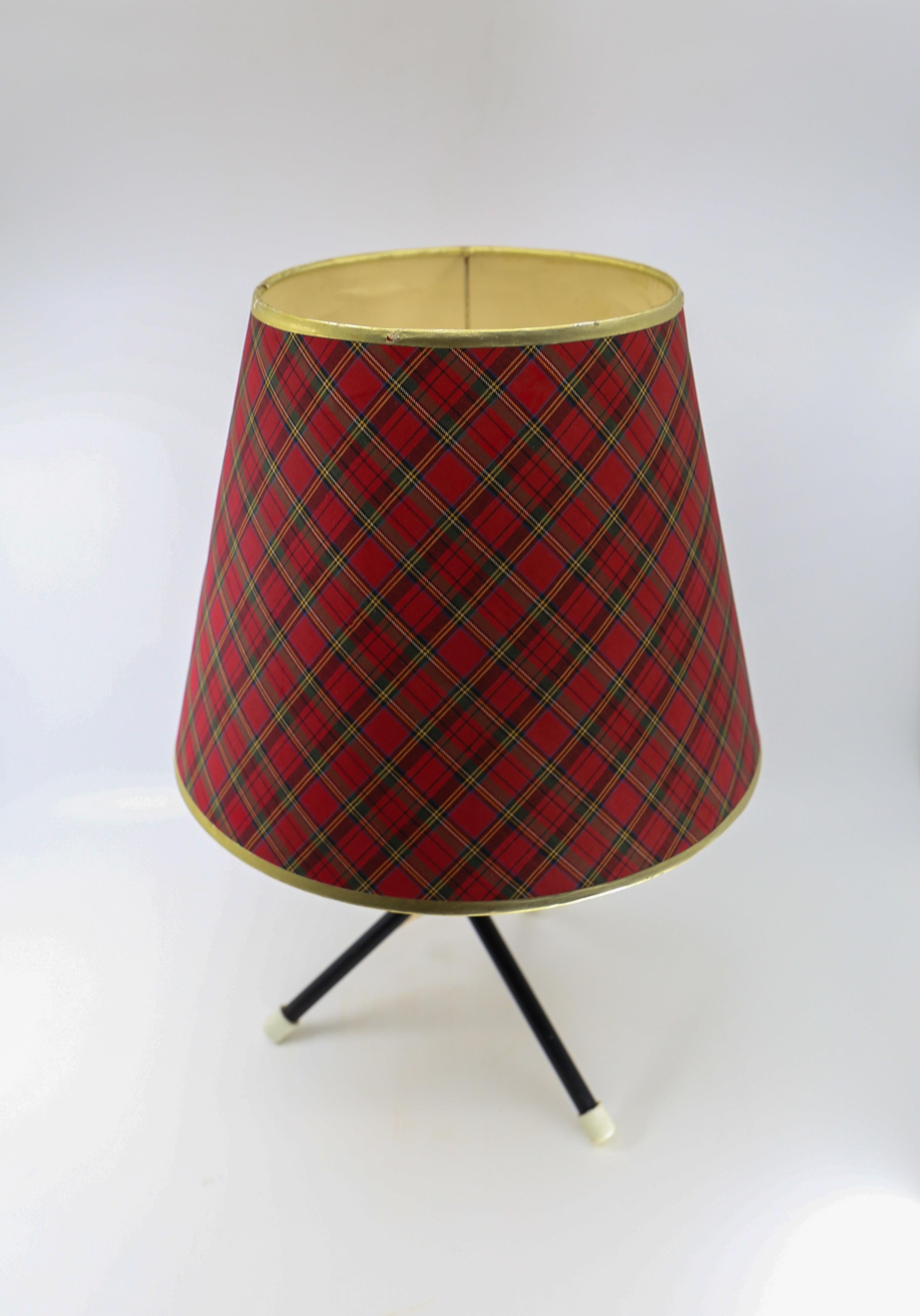 Rare 1950s Tripod Table Lamp In Good Condition For Sale In Antwerp, BE