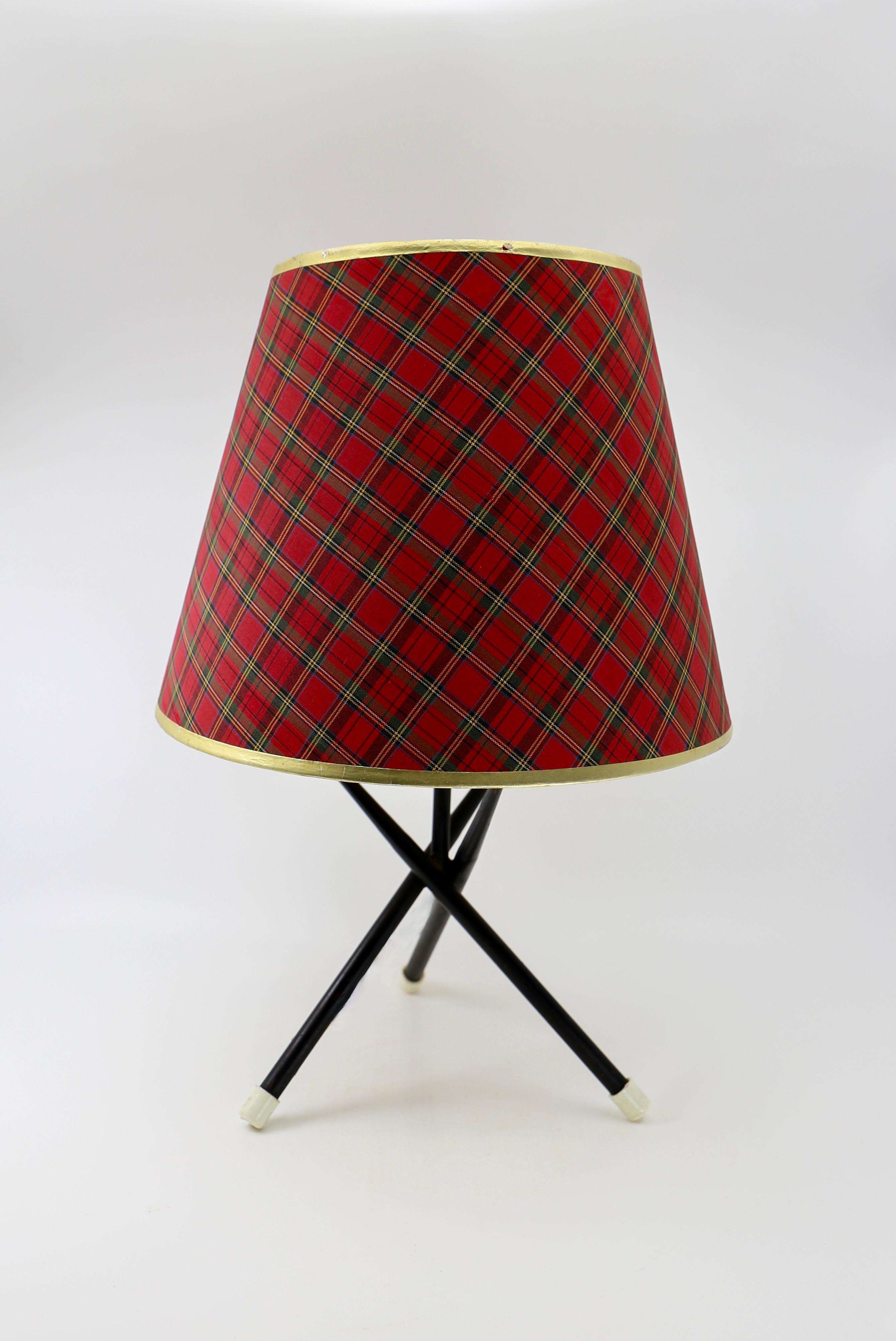 Métal Rare lampe de table tripode des années 1950 en vente