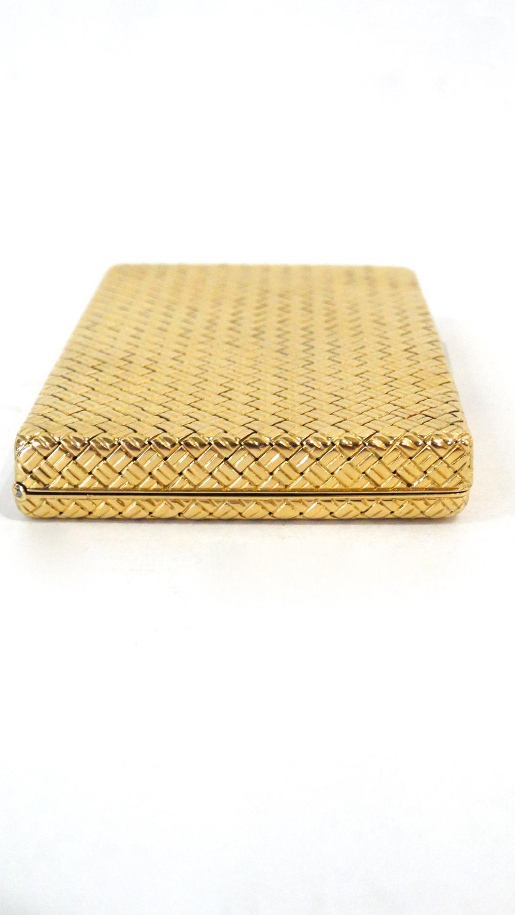 Raro e bellissimo esemplare degli anni '50-'60  Cassa in oro 18 carati 750 di Van Cleef & Arpels. Presenta un motivo a cesto intrecciato con  Chiusura con diamanti bianchi. Peso totale 136 grammi  L'interno presenta uno specchio con una piccola