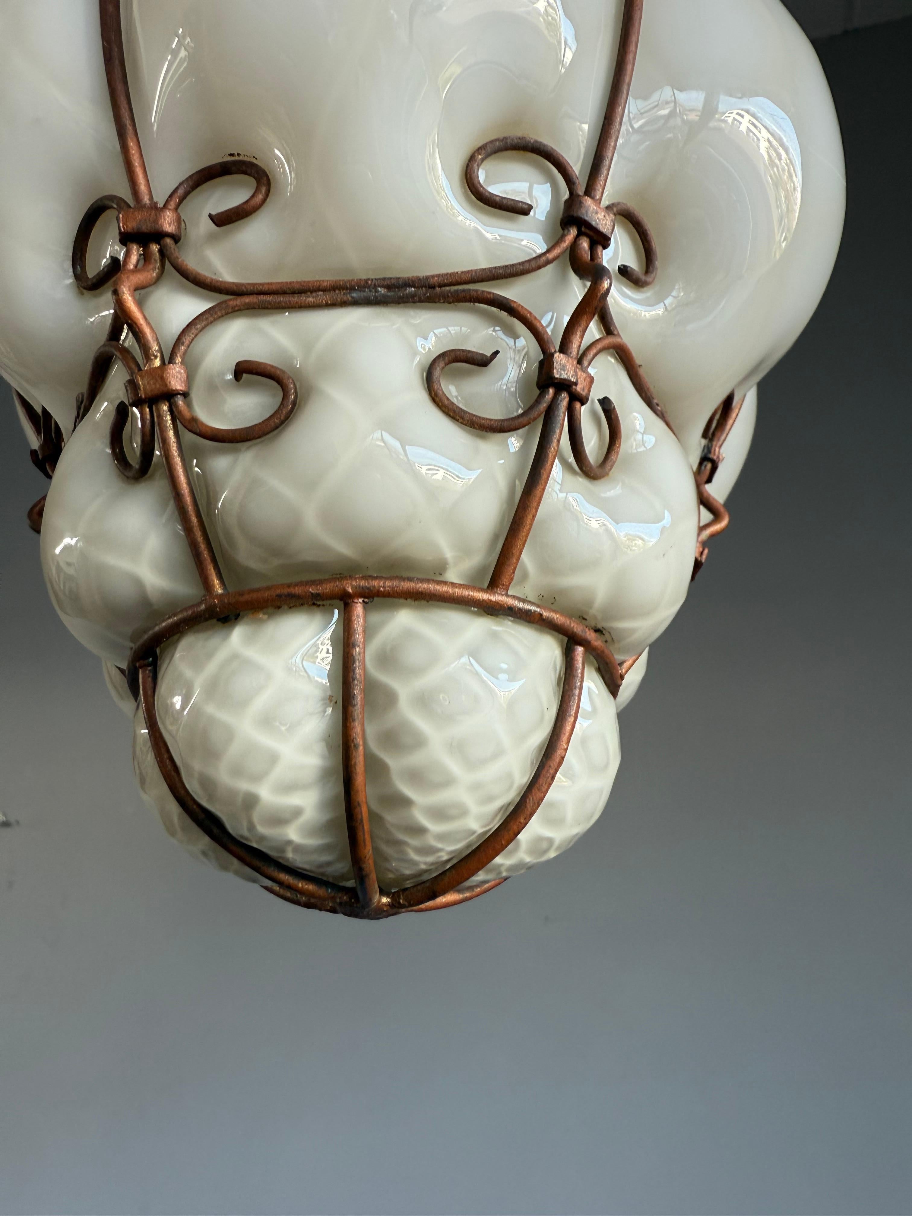 Rare pendentif vénitien en verre opalin de Murano des années 1950 avec cadre en fer forgé, Italie en vente 4