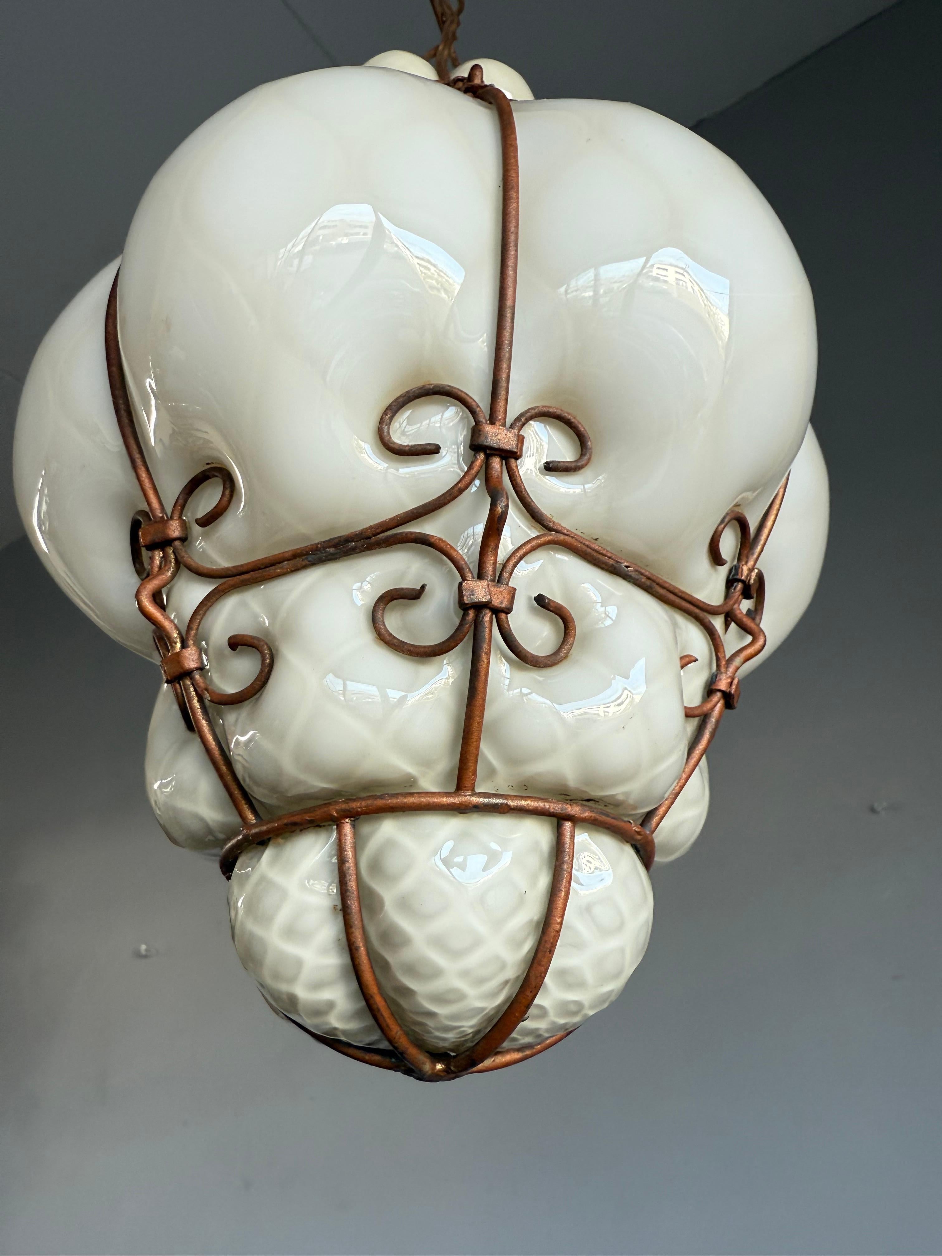 Rare pendentif vénitien en verre opalin de Murano des années 1950 avec cadre en fer forgé, Italie en vente 5