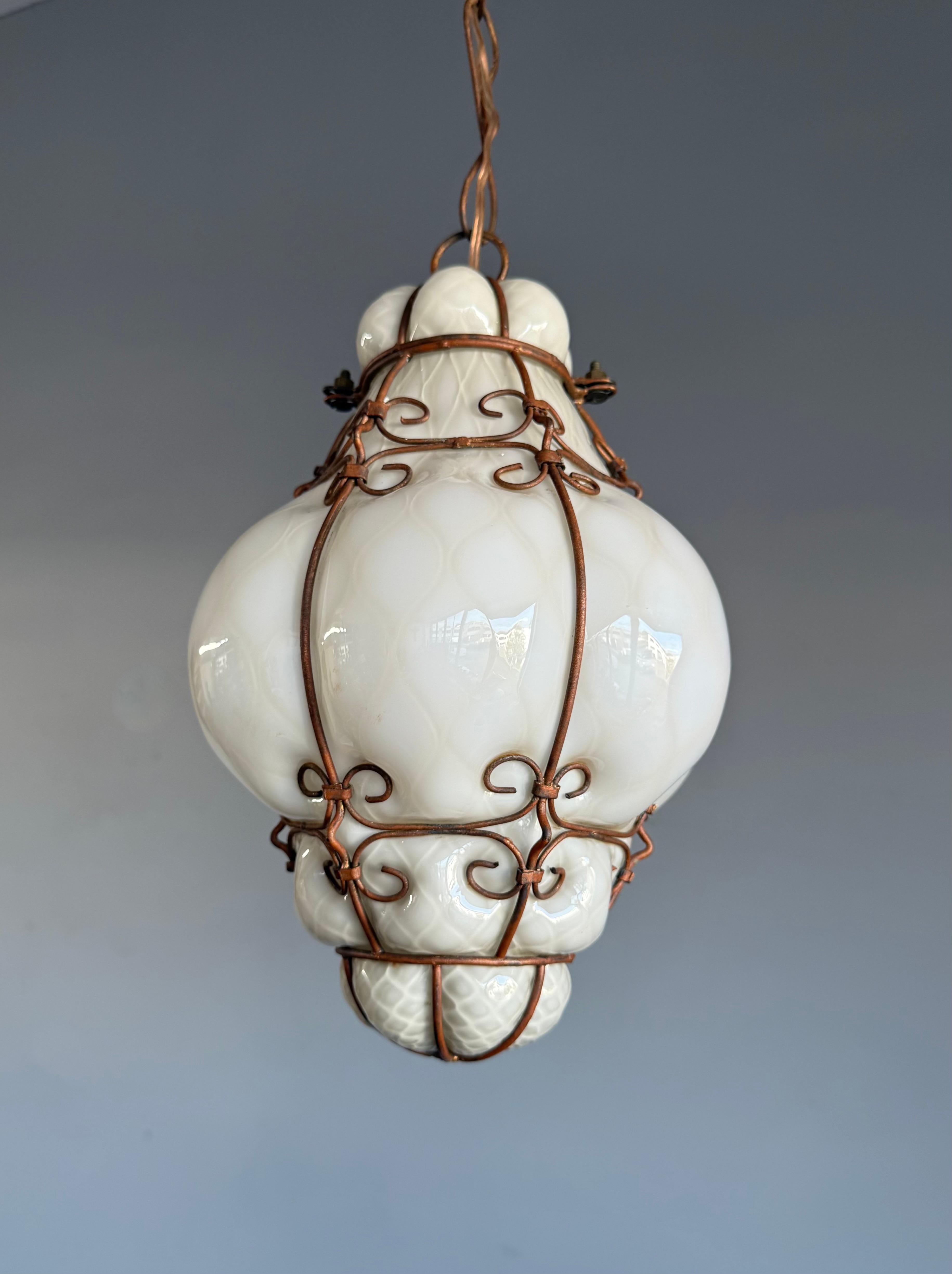 Rare pendentif vénitien en verre opalin de Murano des années 1950 avec cadre en fer forgé, Italie en vente 6