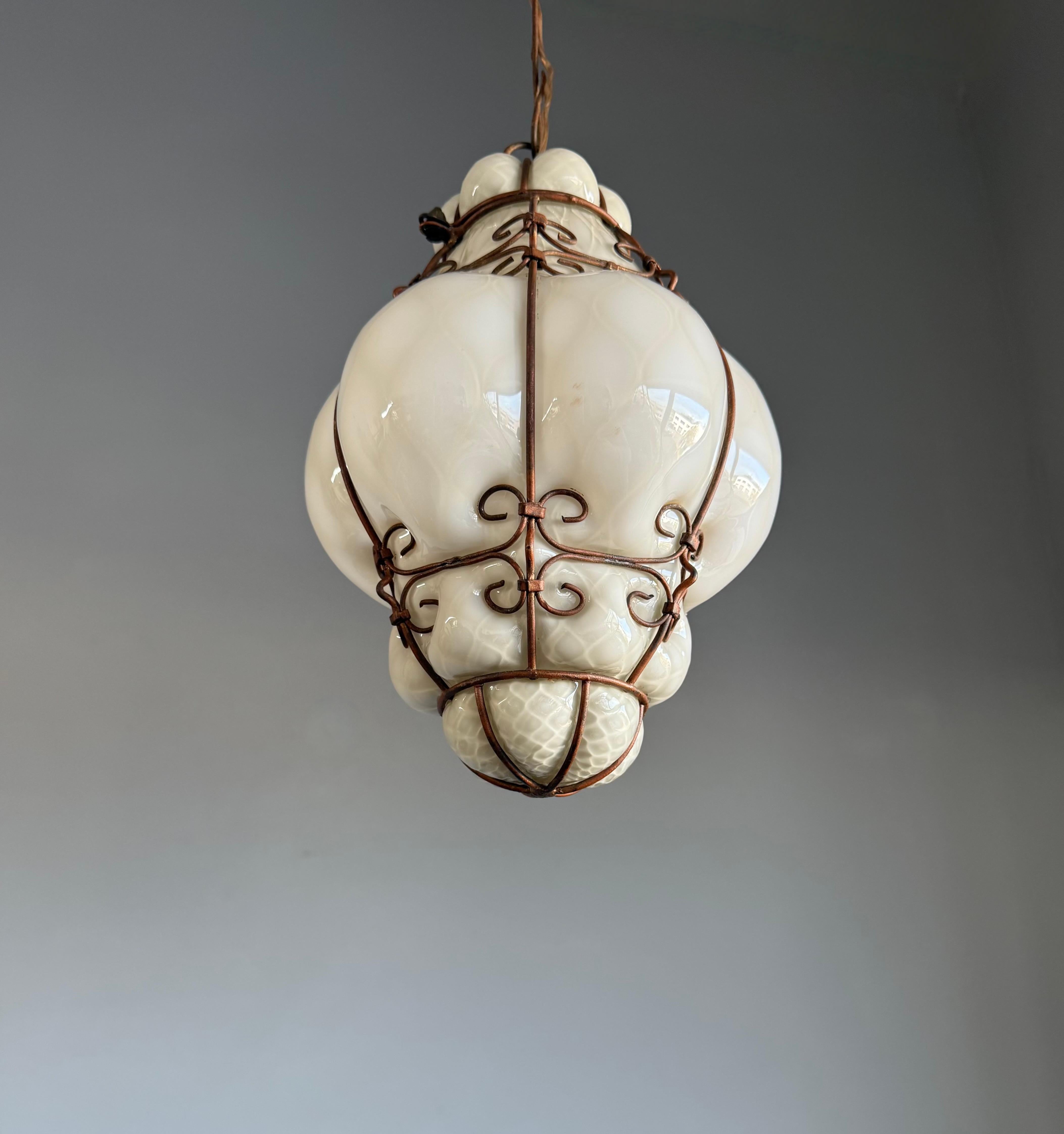 Rare pendentif vénitien en verre opalin de Murano des années 1950 avec cadre en fer forgé, Italie en vente 7