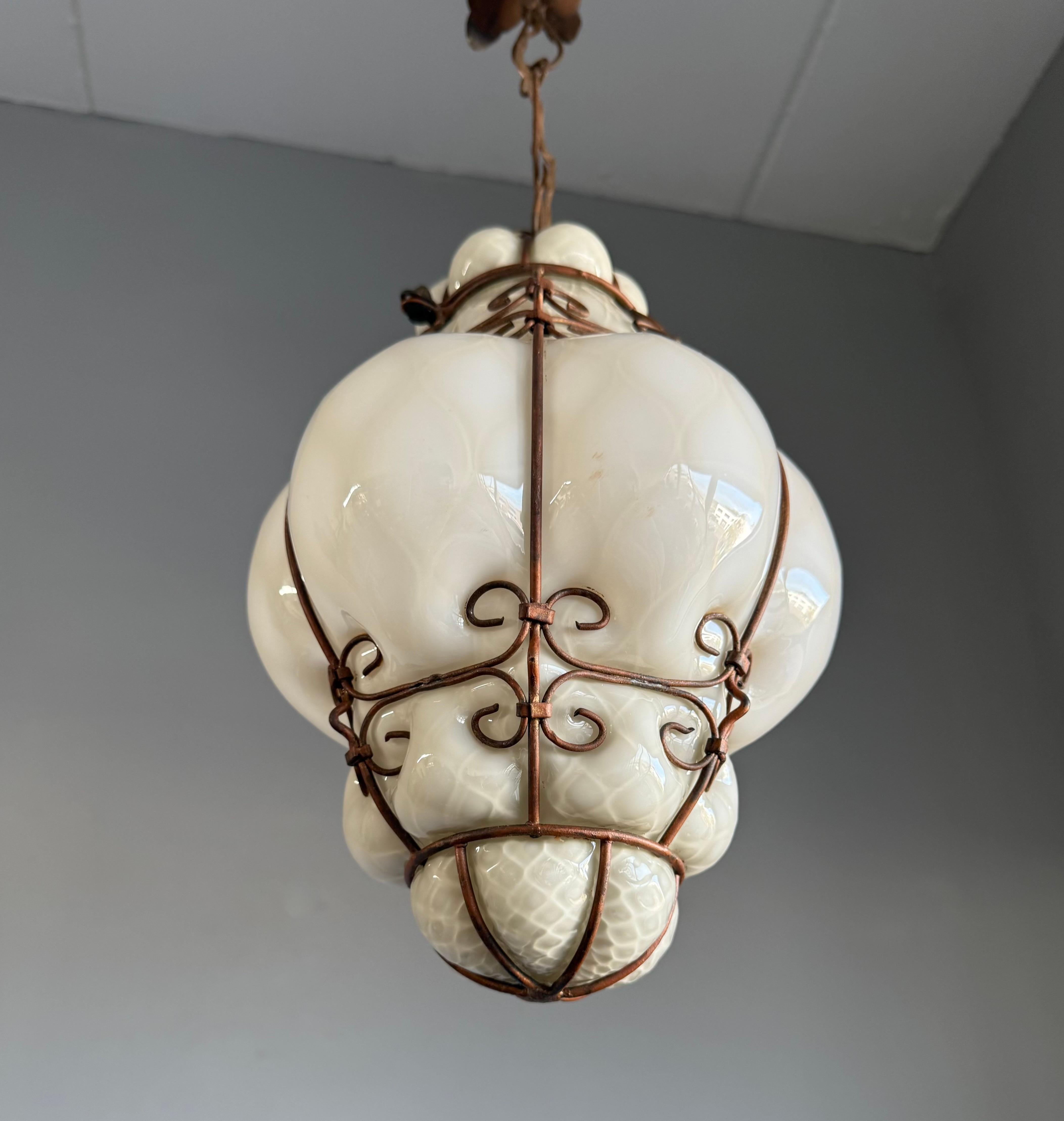 Rare pendentif vénitien en verre opalin de Murano des années 1950 avec cadre en fer forgé, Italie en vente 8