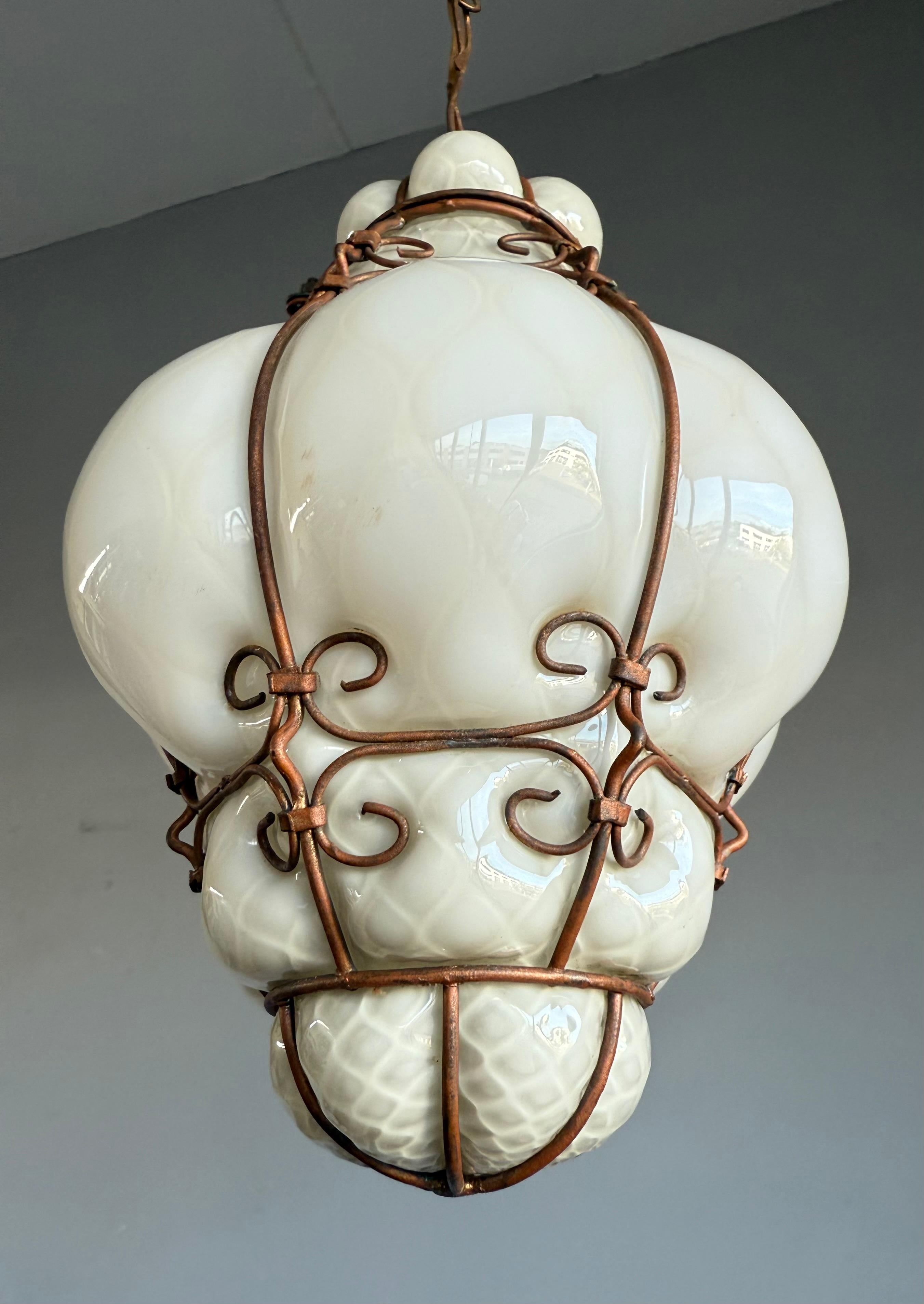 italien Rare pendentif vénitien en verre opalin de Murano des années 1950 avec cadre en fer forgé, Italie en vente