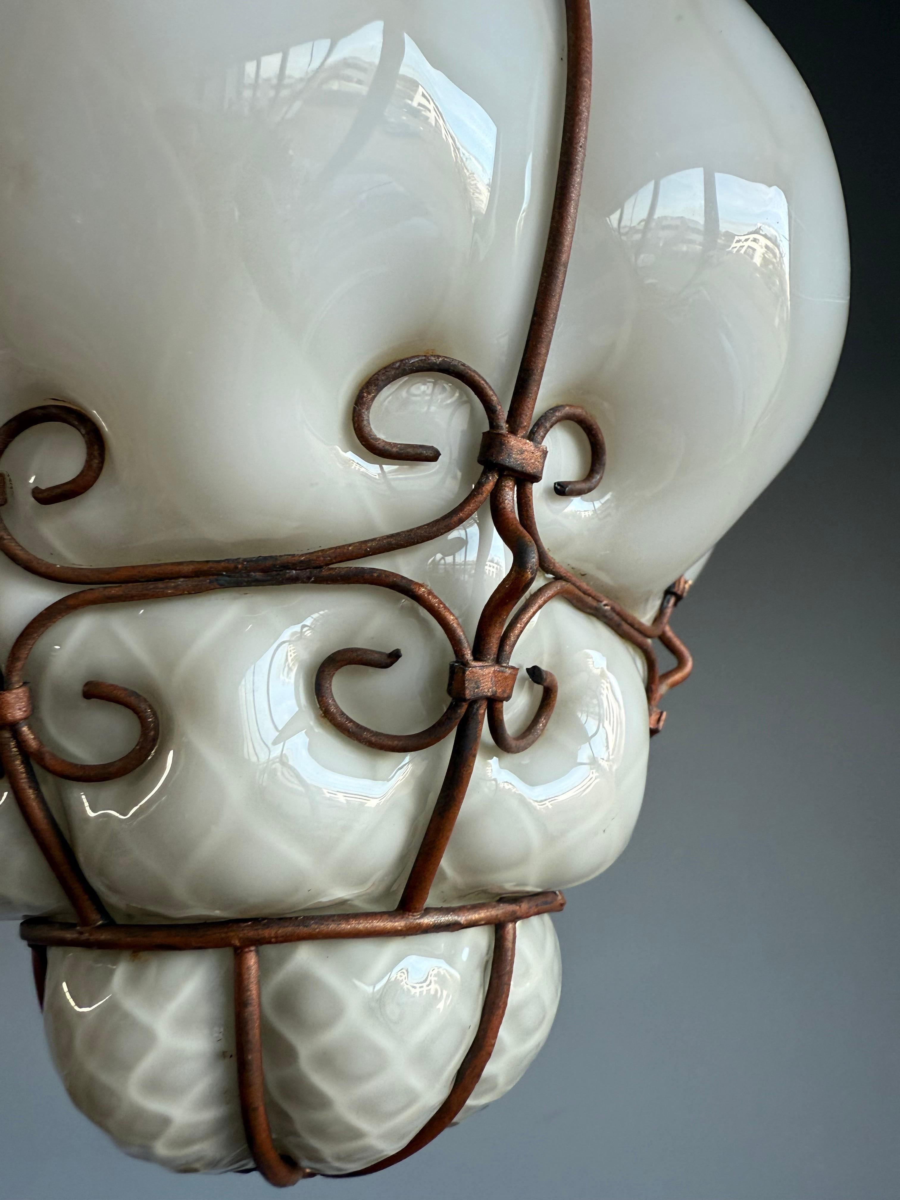 Rare pendentif vénitien en verre opalin de Murano des années 1950 avec cadre en fer forgé, Italie Excellent état - En vente à Lisse, NL