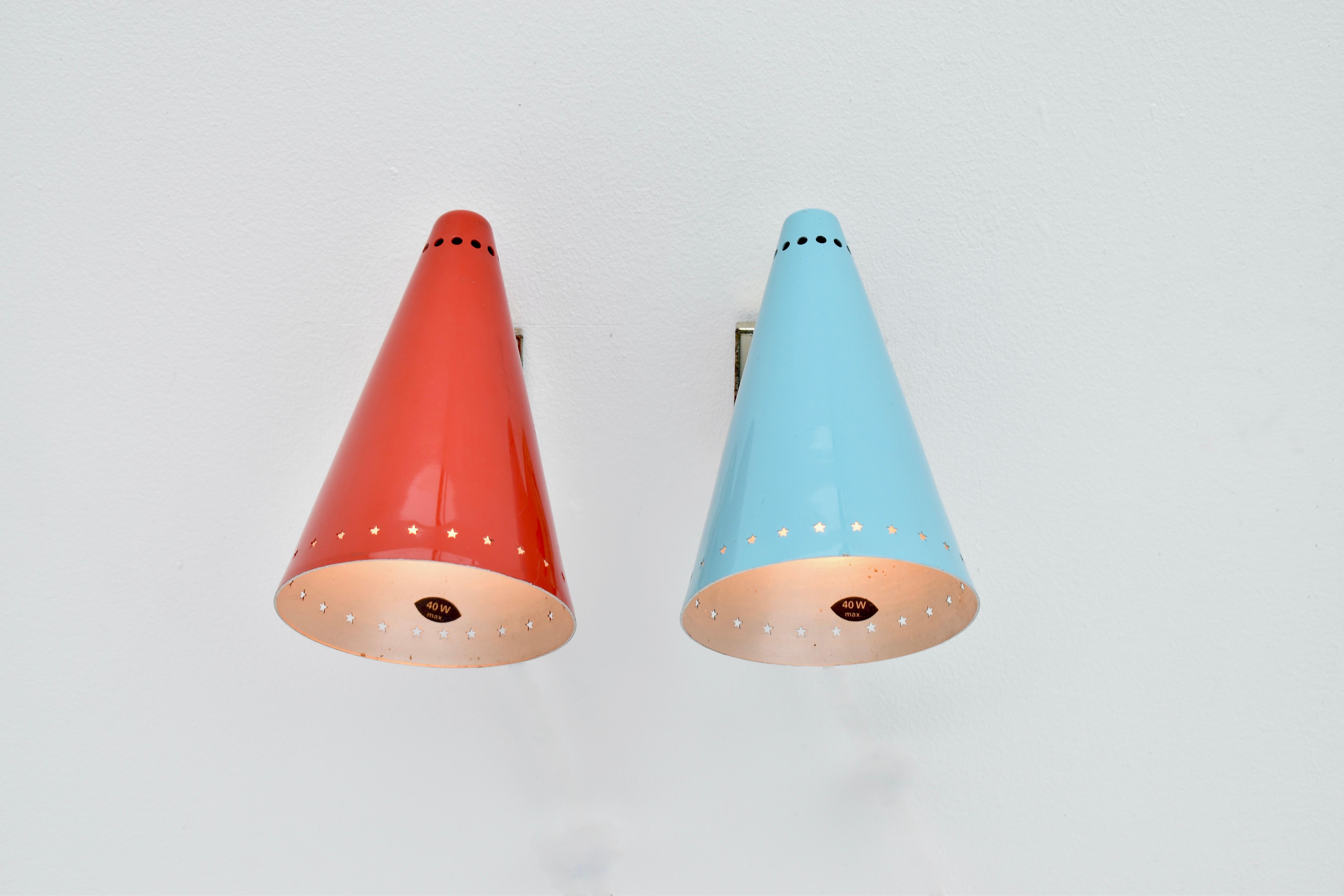Schöne und sehr selten zu sehende Wandlampen, entworfen in den 1950er Jahren von G. A. Scott für Maclamp Co LTD, London.

Sehr attraktive Originallackierung. Konischer Stahlschirm mit dekorativem, perforiertem Sternmuster. Die Schirme sind um 360