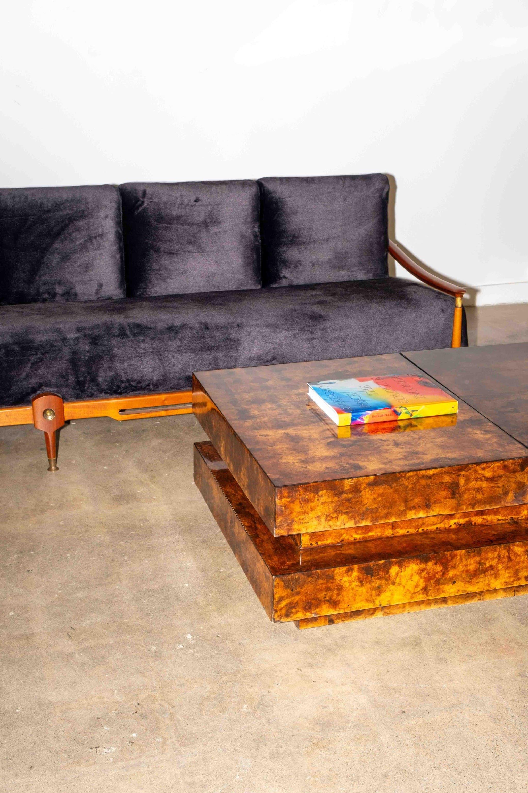 Impresionante sofá de 3 plazas del escultor y diseñador de interiores estadounidense Frank Kyle. Trasladado a México en los años 50, la percepción de Kyle de una estética que evoca el diseño universal con bellos materiales y líneas limpias, está