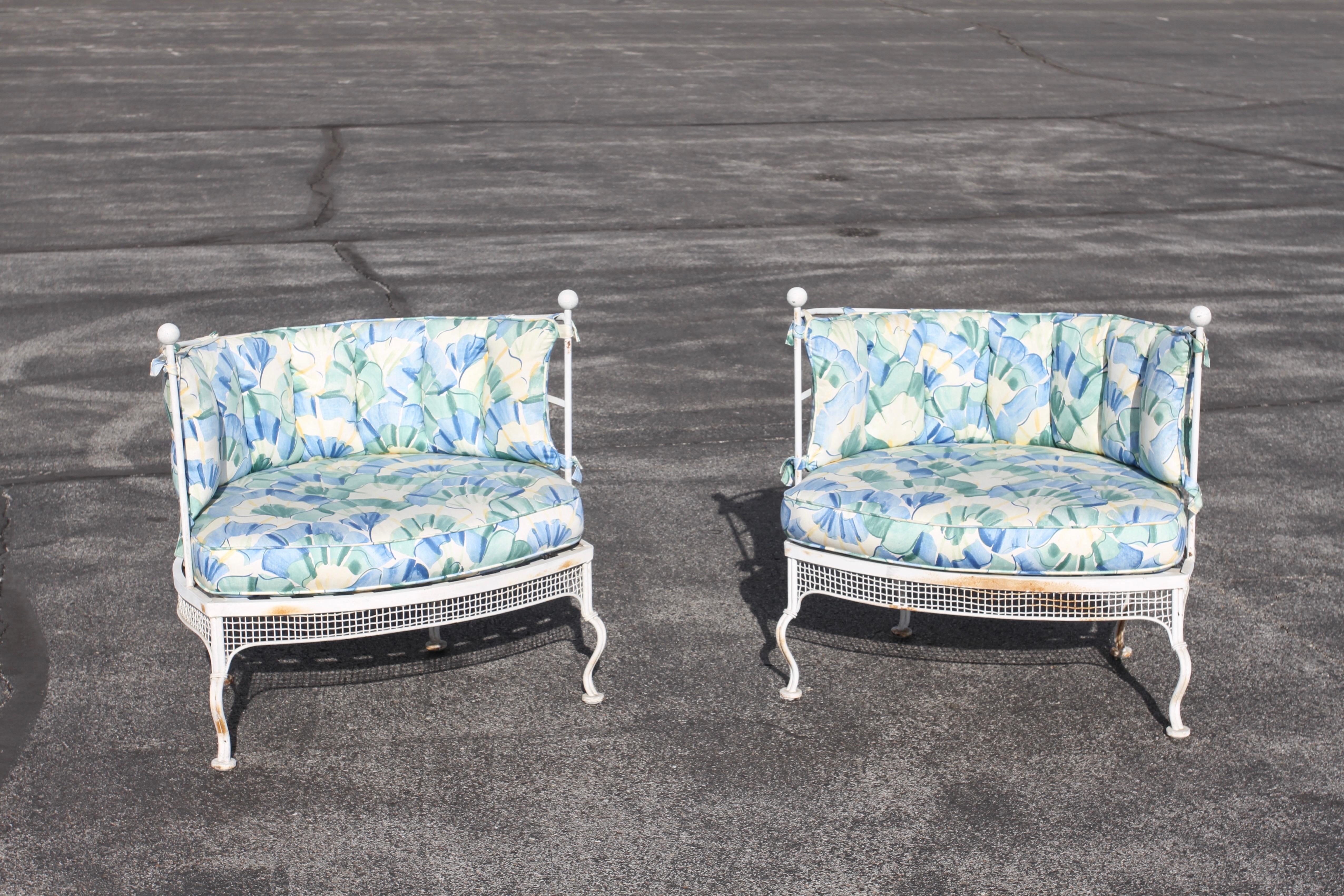 Rare 1950s Woodard Wrought Iron & Mesh Tub Chairs Table, Aluminum Ball Finials For Sale 3