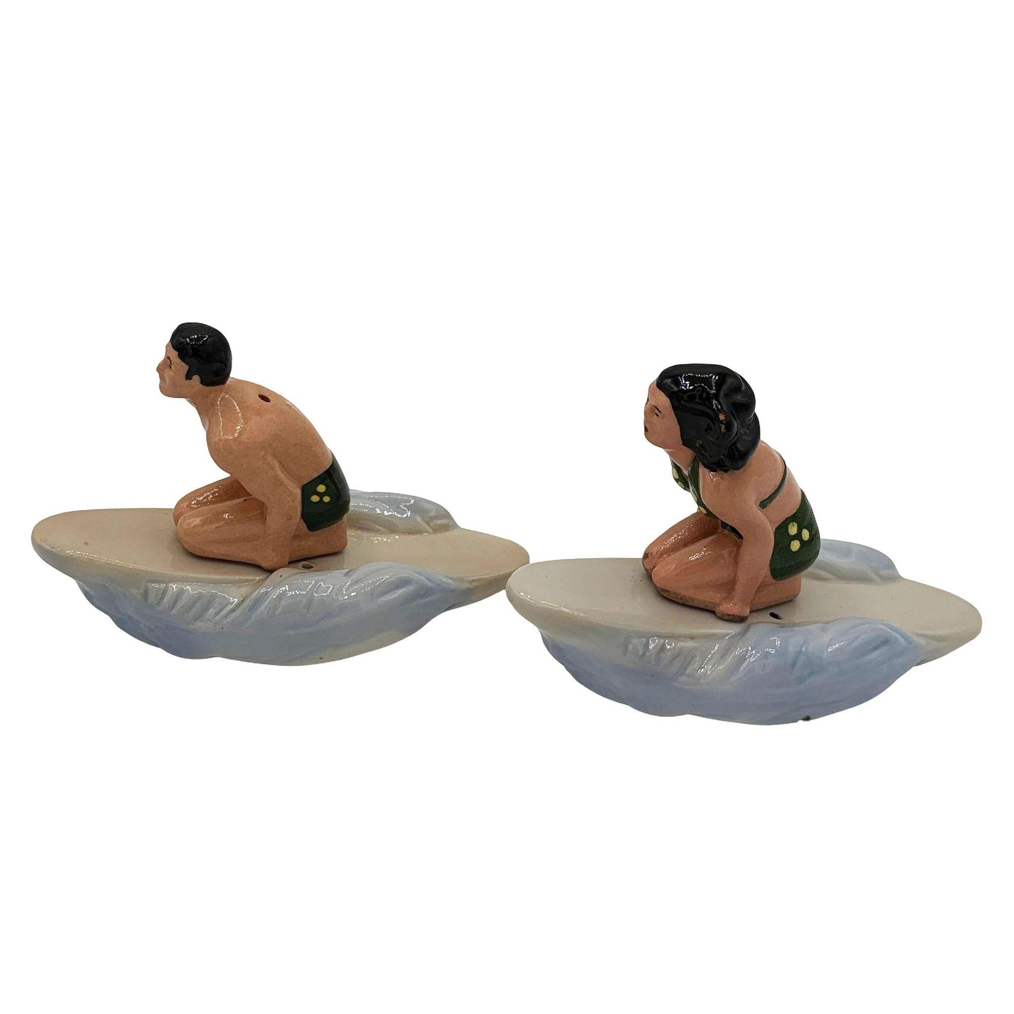 RARE 1951 Männlich & Weiblich Surfer Keramik Salz & Pfeffer Shaker Set von Herman's (Moderne der Mitte des Jahrhunderts) im Angebot