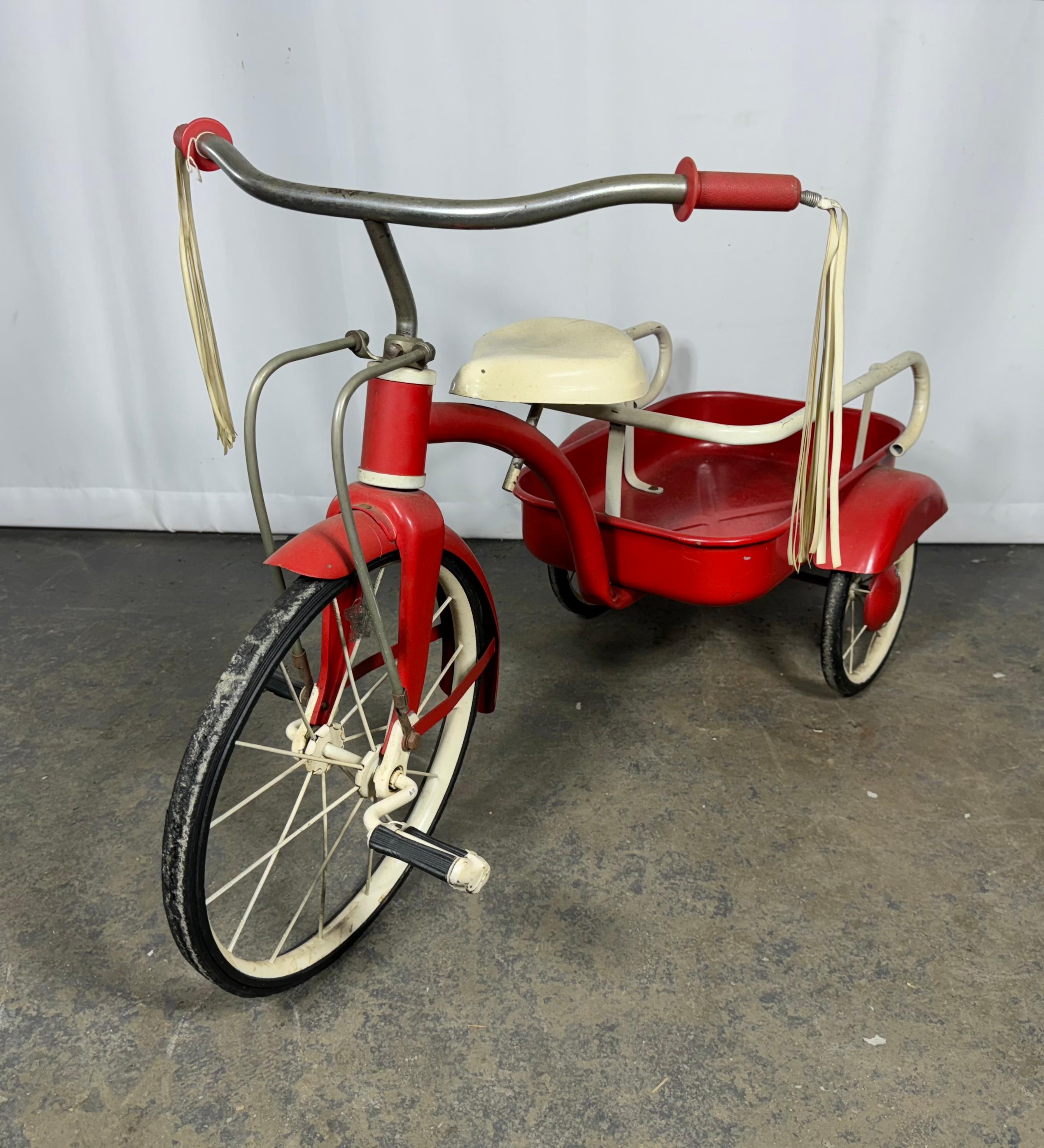 As seen in the 1920 Sears Roebuck catalogue extract, above, early ‘commercial’ style children’s riding toys were wagons that could be pulled or pushed. Hand-pulled wagons were a popular toy over many decades. By the 1930s, some were adapted to be