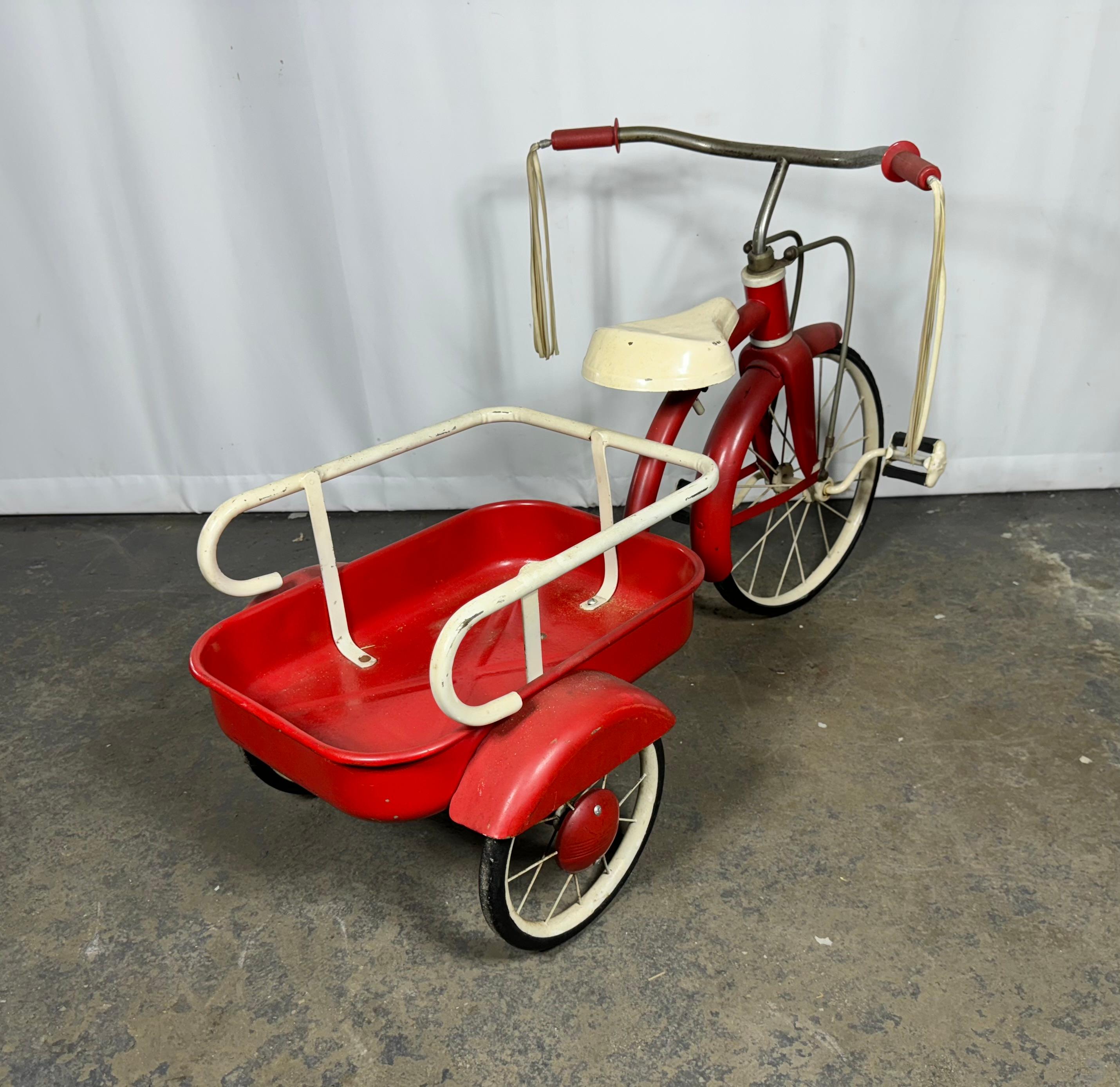 Rare 1952 Hettrick ‘American’ Pedal Wagon (20″ wheel) Childs Tricycle In Good Condition In Buffalo, NY