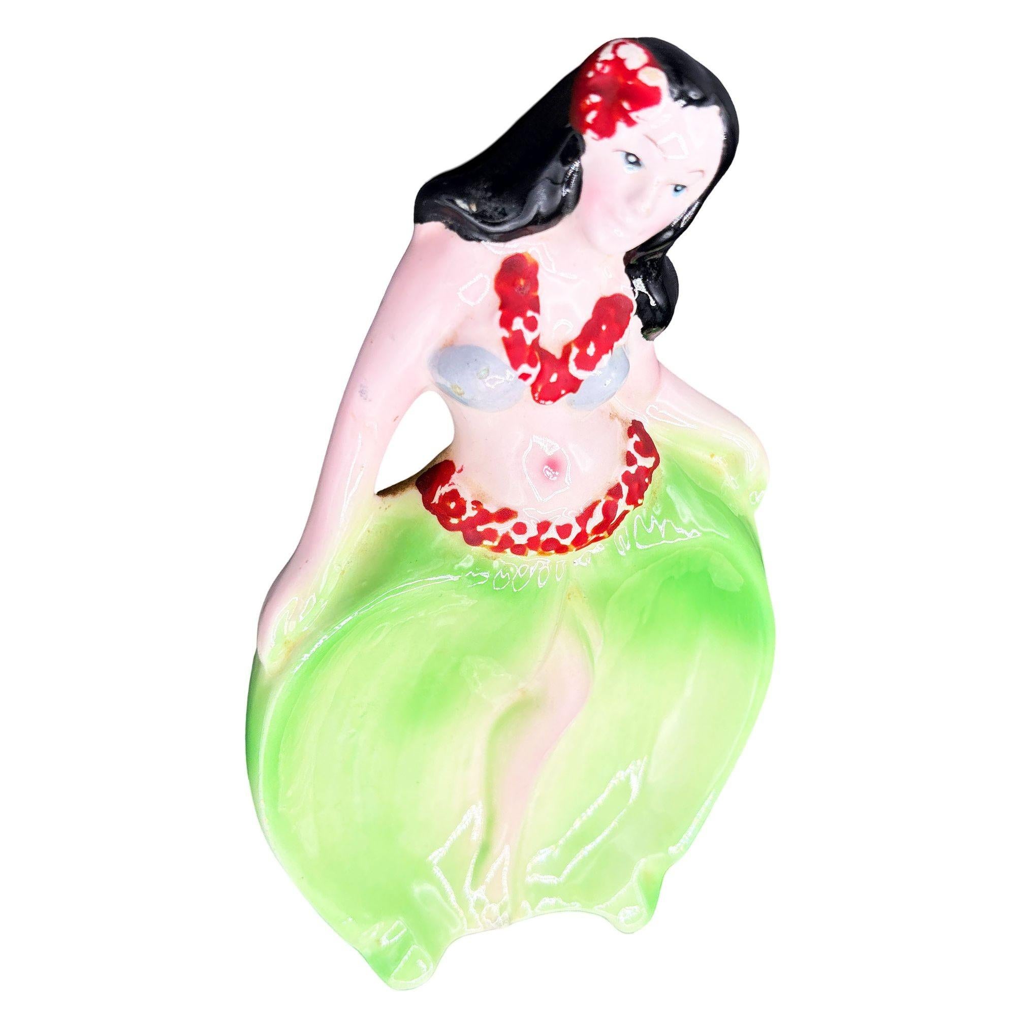 Seltene 1955 Hawaiianische Hula Mädchen in ghrass Rock Keramik Aschenbecher (Moderne der Mitte des Jahrhunderts) im Angebot