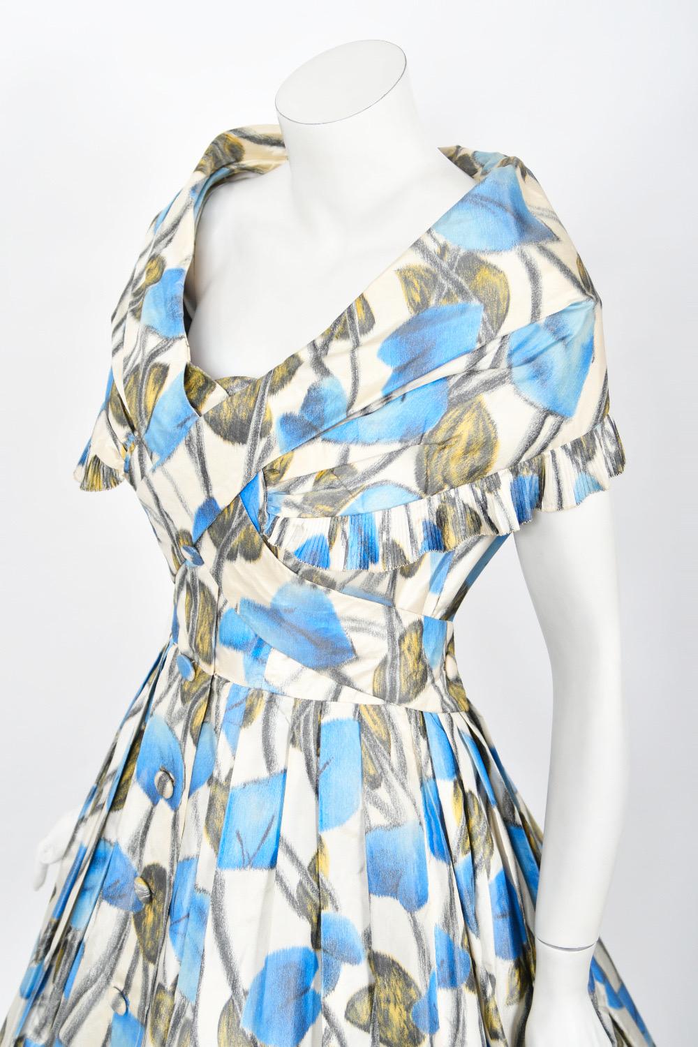 Seltenes 1956 Christian Dior Couture Blaues, geblümtes Seidenkleid mit Porträtkragen und Blumenmuster im Neu-Look im Angebot 8