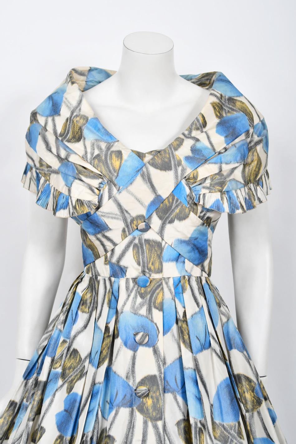 Seltenes 1956 Christian Dior Couture Blaues, geblümtes Seidenkleid mit Porträtkragen und Blumenmuster im Neu-Look im Zustand „Gut“ im Angebot in Beverly Hills, CA