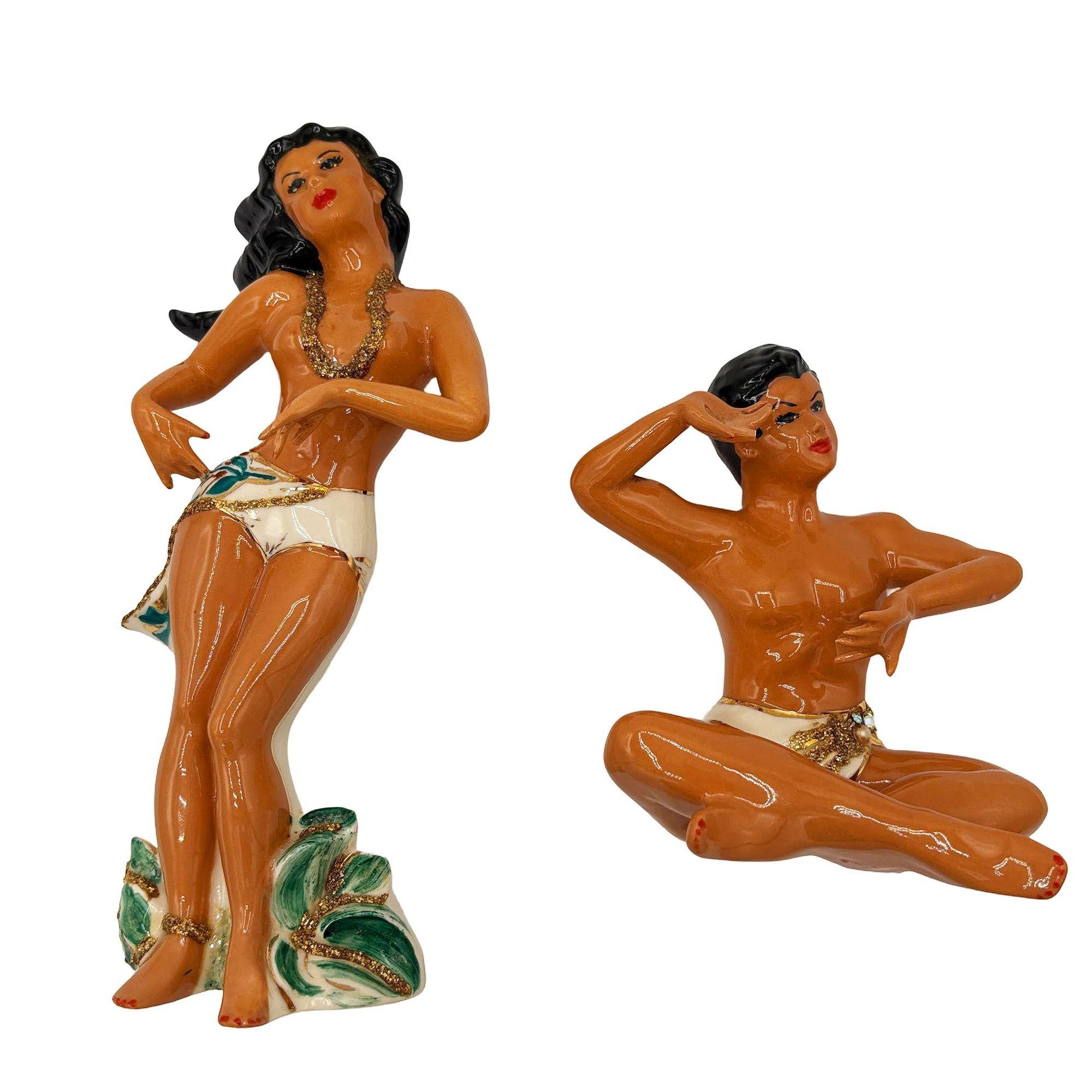 Raro set di statue in ceramica della ragazza hula e dell'uomo nativo della metà del 1956. Ognuno di essi cattura il fascino della cultura hawaiana del dopoguerra con una verniciatura lucida e un'espressione energica. Entrambe le statuette sono