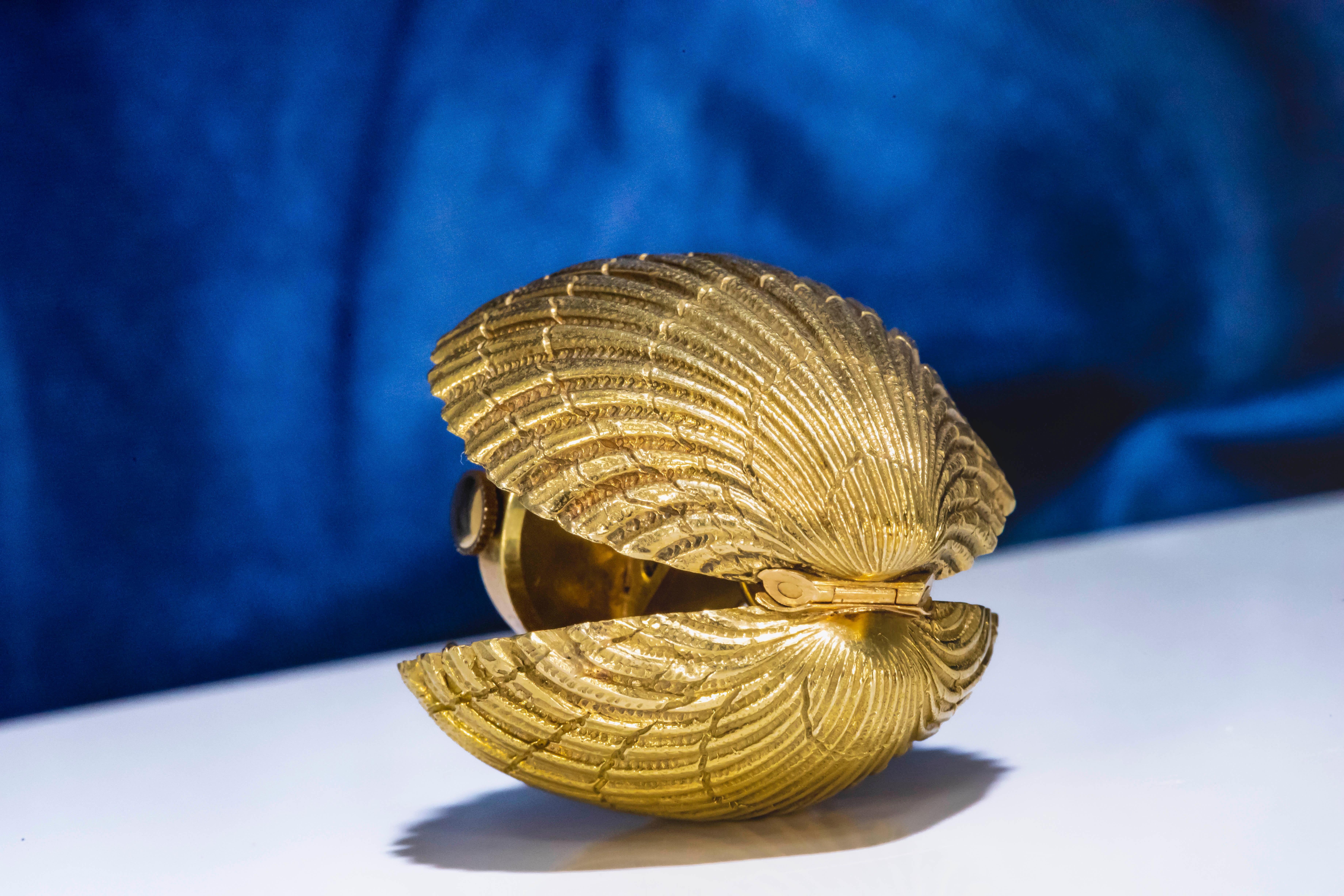Artist  1960-70s Tiffany Schlumberger 18kt Gold Conch Seashell Desk & Purse Clock