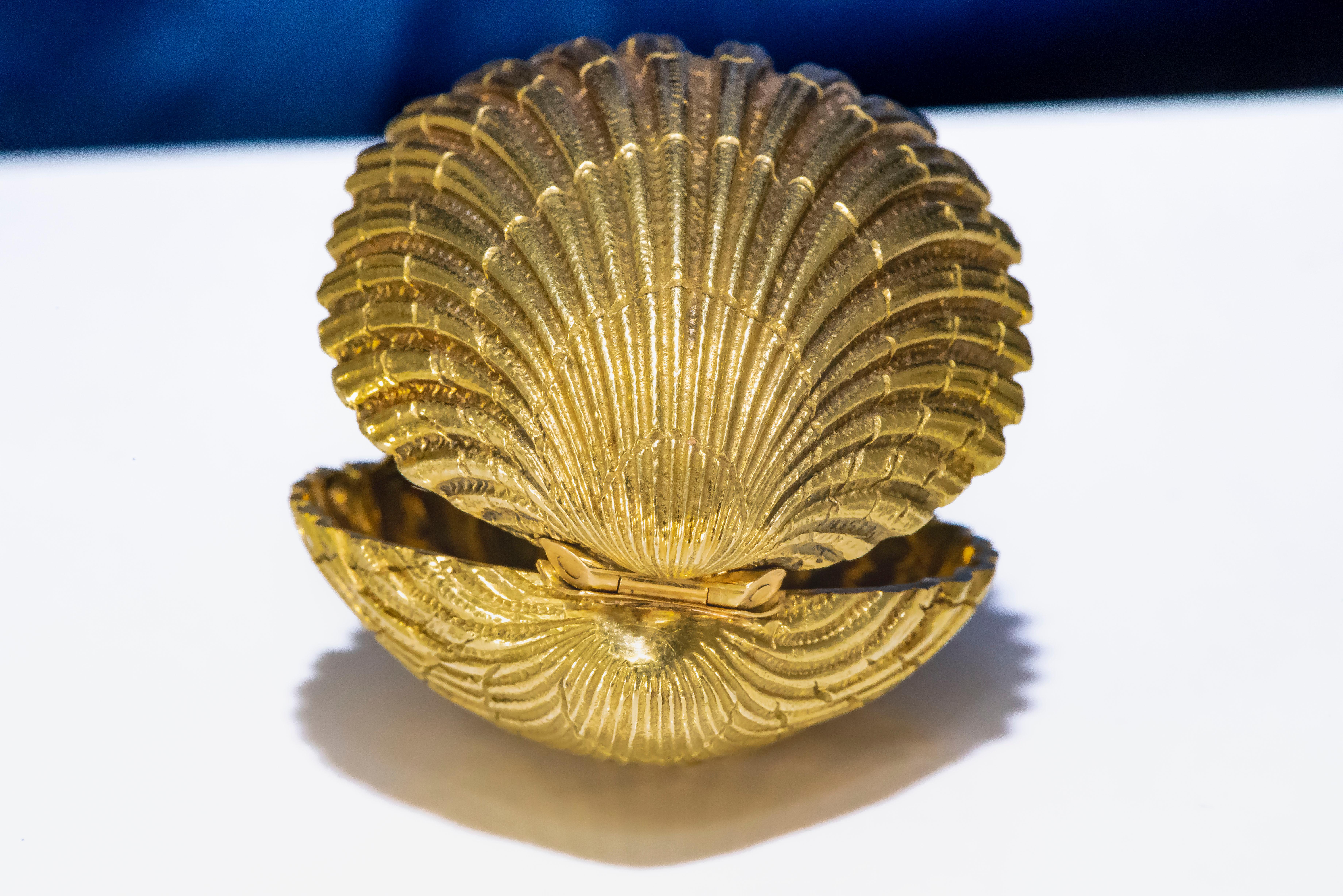 1960-70s Tiffany Schlumberger 18kt Gold Conch Seashell Desk & Purse Clock In Excellent Condition In New york, NY