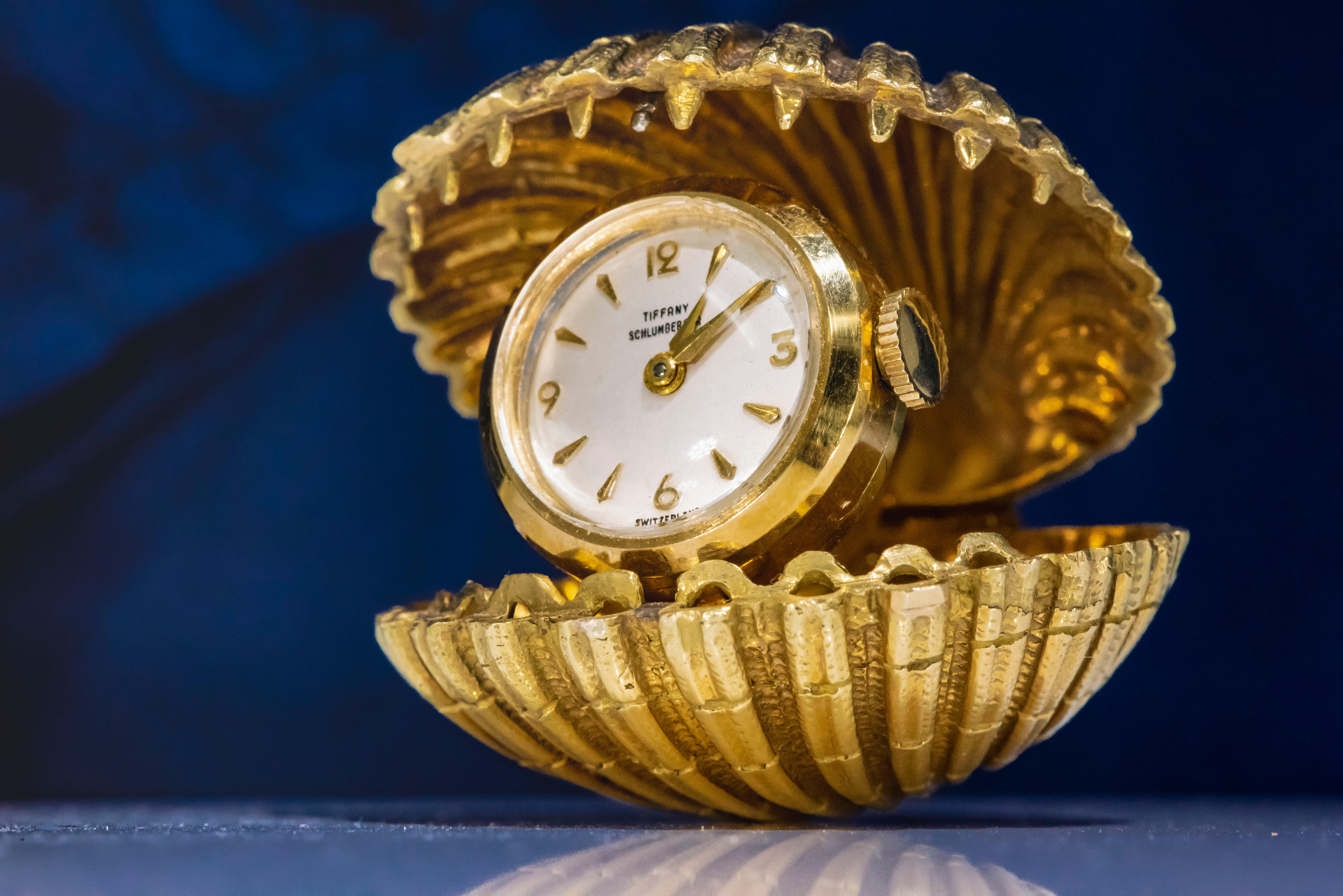 1960-70s Tiffany Schlumberger 18kt Gold Conch Seashell Desk & Purse Clock 1