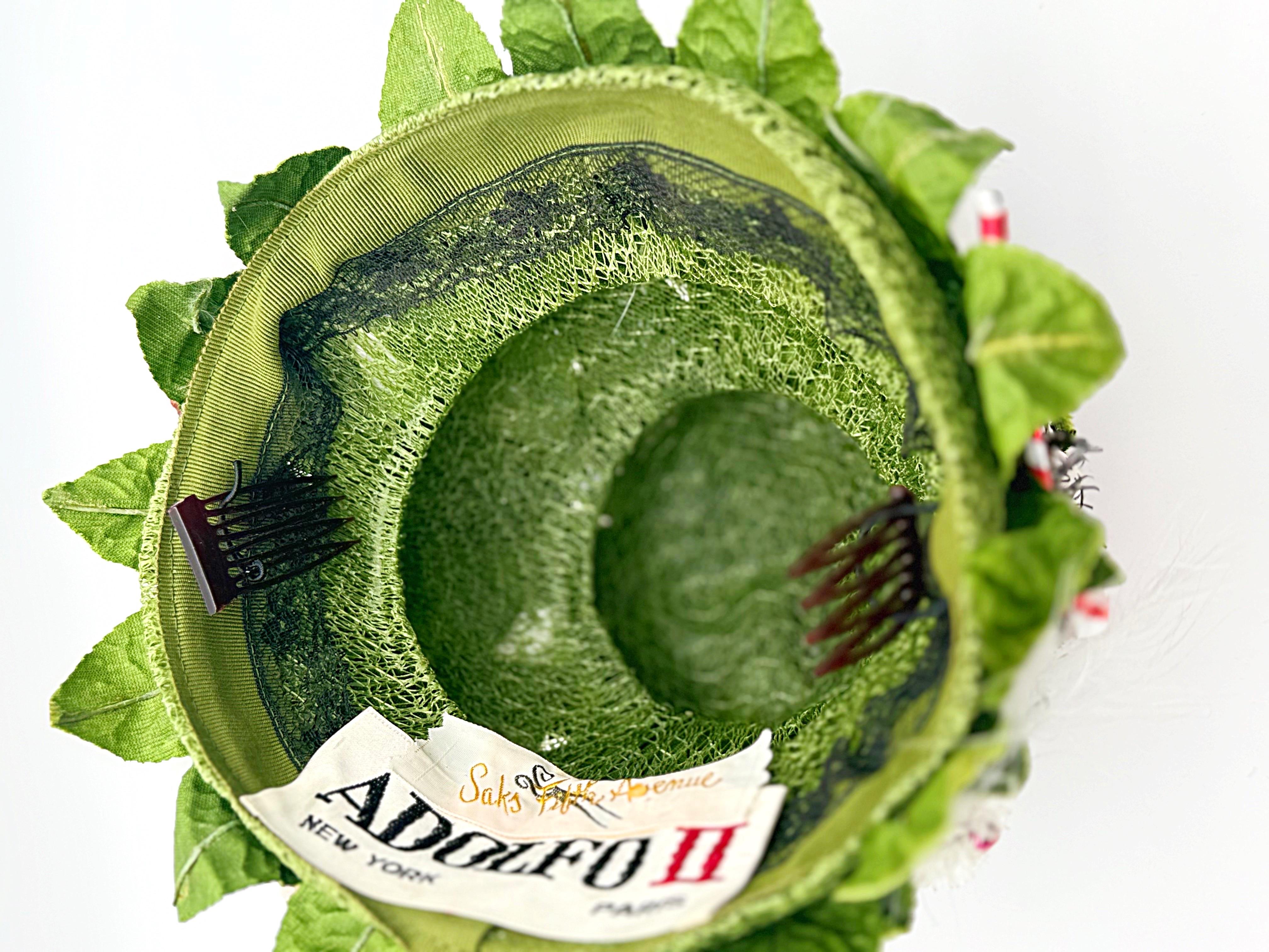 Rare chapeau de Noël Adolfo for Saks 5th Avenue ! Les pétales en velours vert donnent l'impression d'un arbre de Noël. Des rennes, des anges, des sucres d'orge, des ornements et des guirlandes se trouvent un peu partout. Deux peignes intérieurs pour