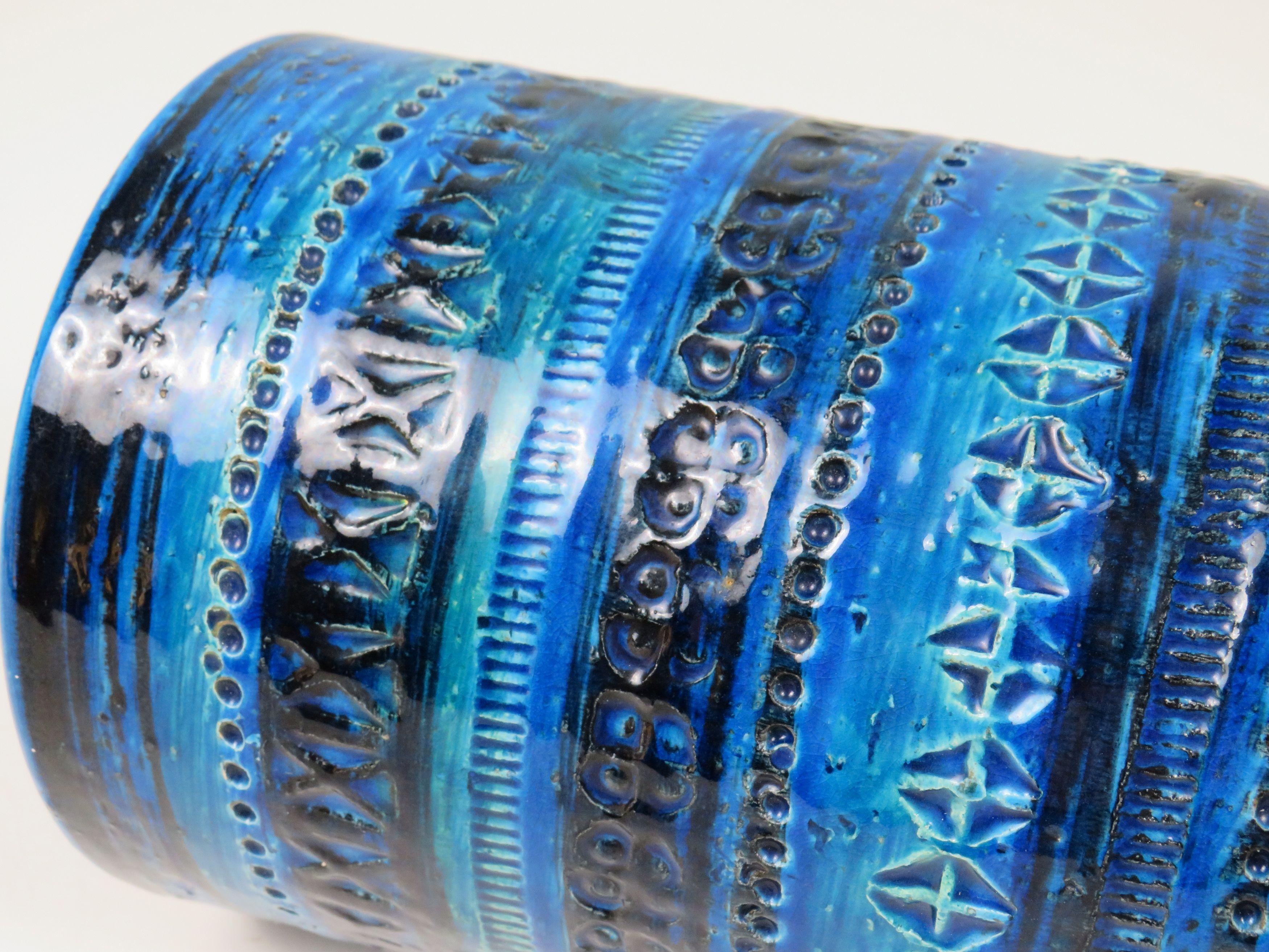 Rare Bitossi Rimini Blue ceramic vase, designed by Aldo Londi for Bitossi Ceramiche, Italy, circa 1960s.
Hand-thrown and finished with Bitossi’s distinctive cobalt glaze and carved geometric relief.
This tall 30.5 cm (12 in) form is in very good