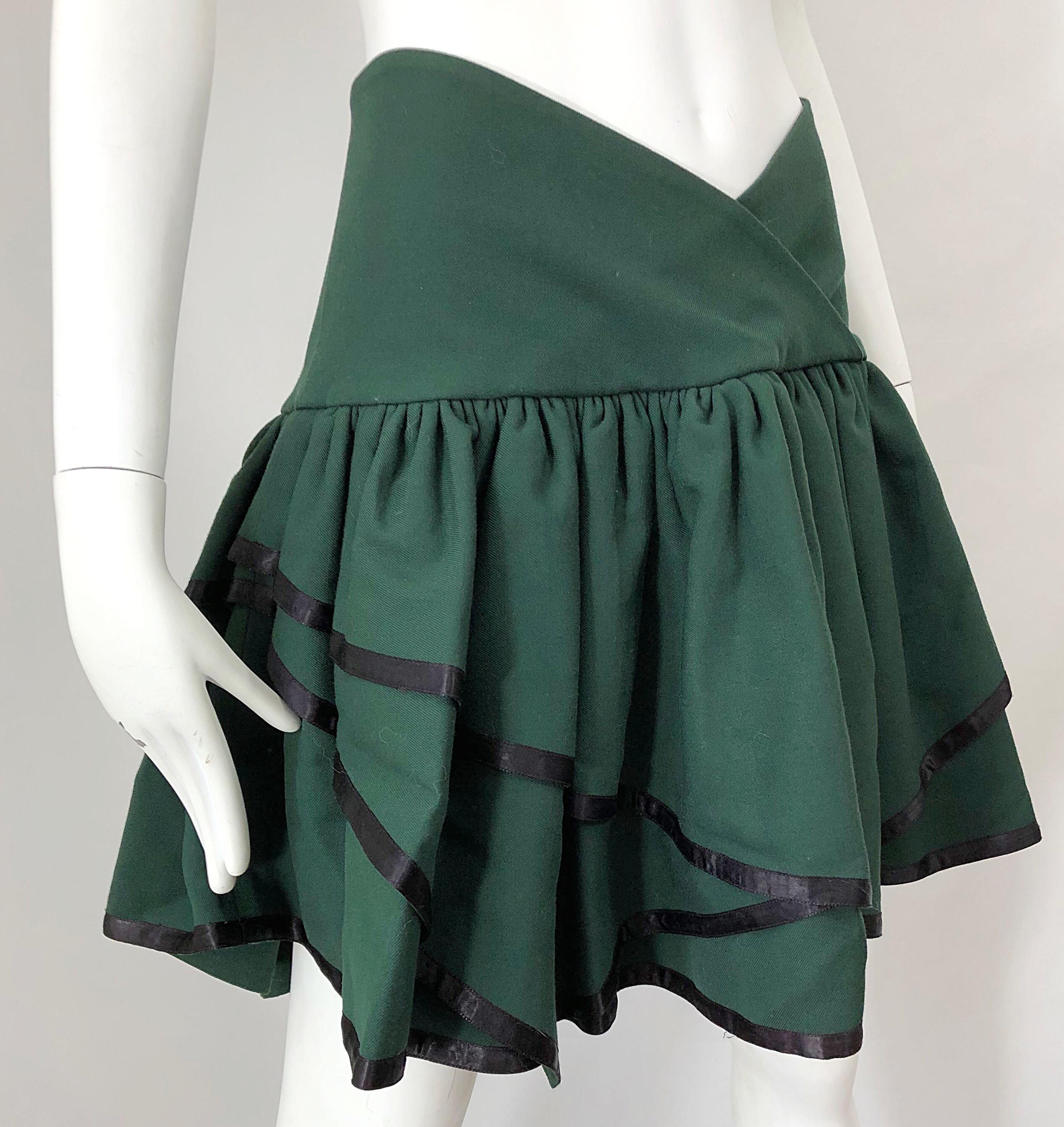 Seltener 1960er Cardinali Hunter Minirock aus grüner Wolle mit Taschentuchsaum aus den 60ern (Schwarz) im Angebot