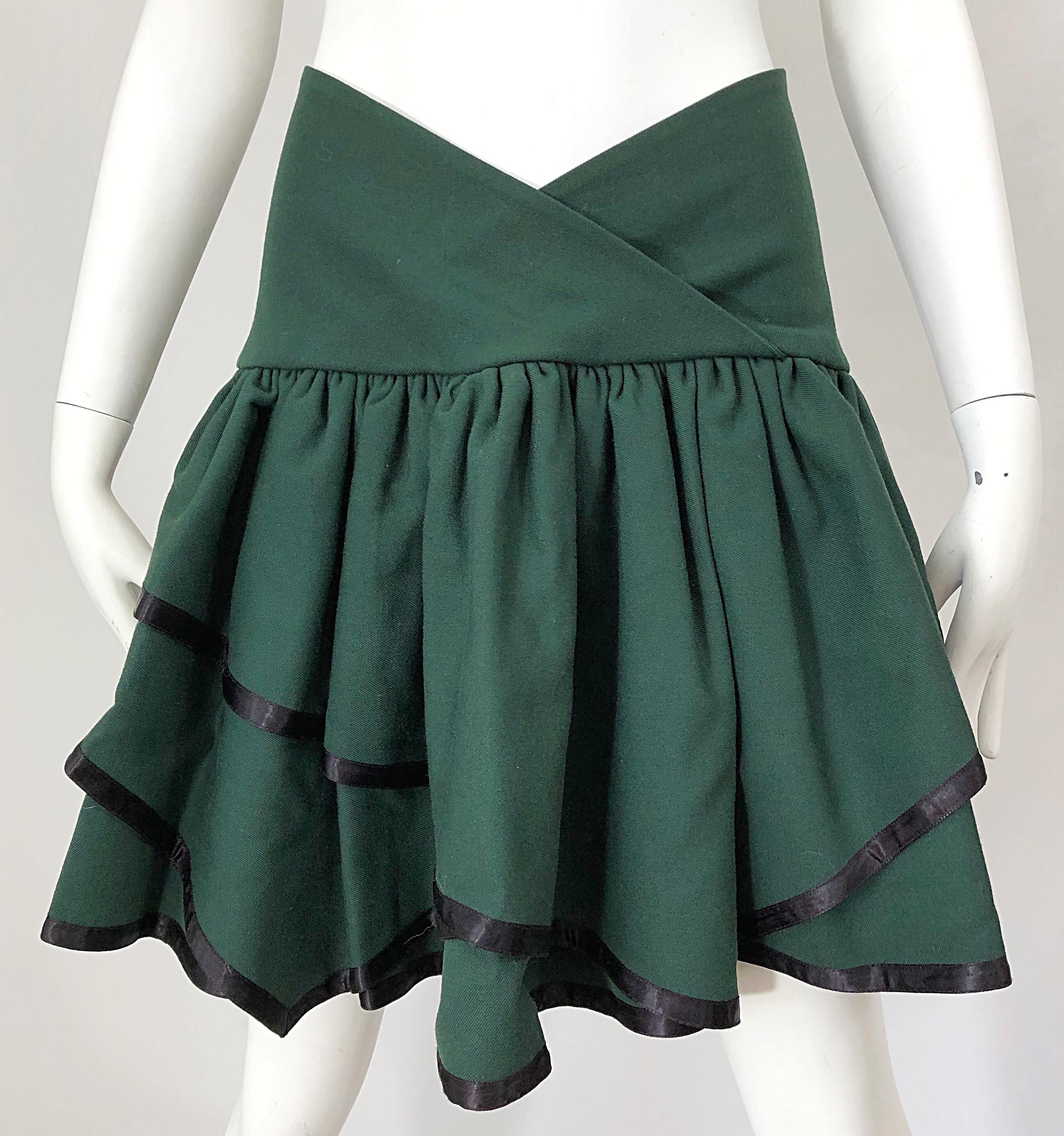 Seltener 1960er Cardinali Hunter Minirock aus grüner Wolle mit Taschentuchsaum aus den 60ern Damen im Angebot