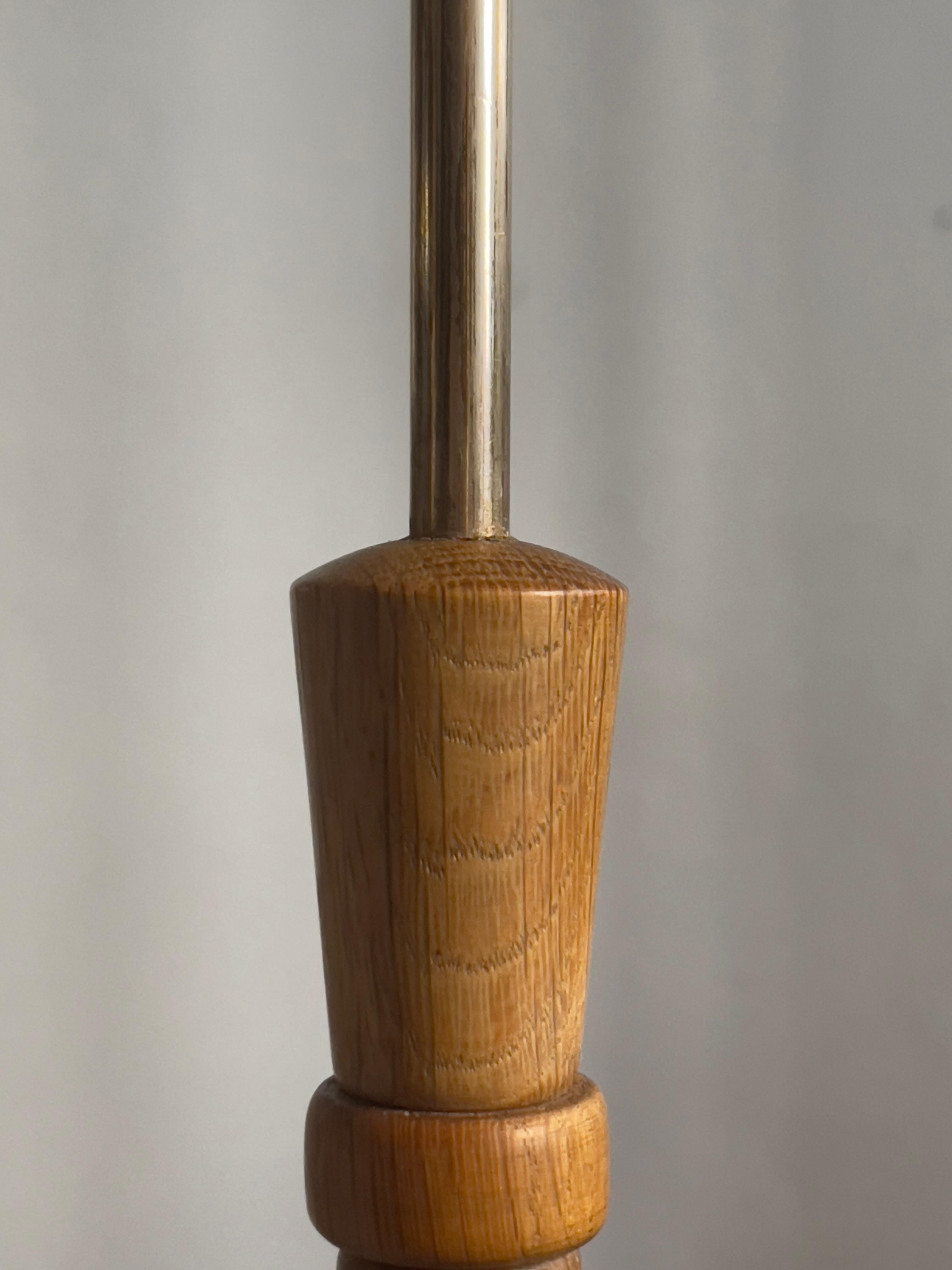 Rare 1960s Danish Modern Floor Lamp in Solid Oak and Brass with New Linen Shade For Sale 5