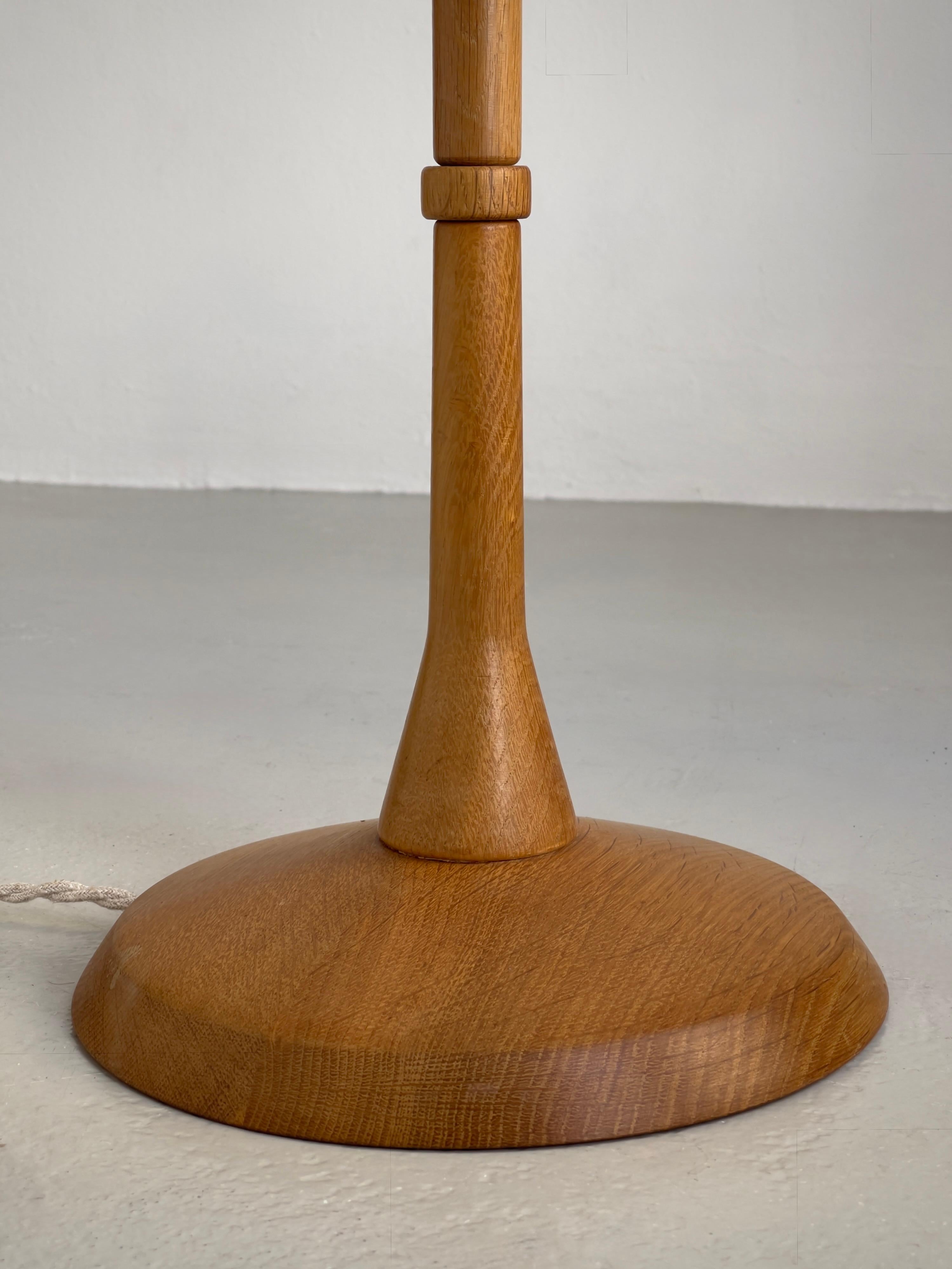 1960s Danish Modern Floor Lamp in Solid carved Oak and Brass For Sale 1