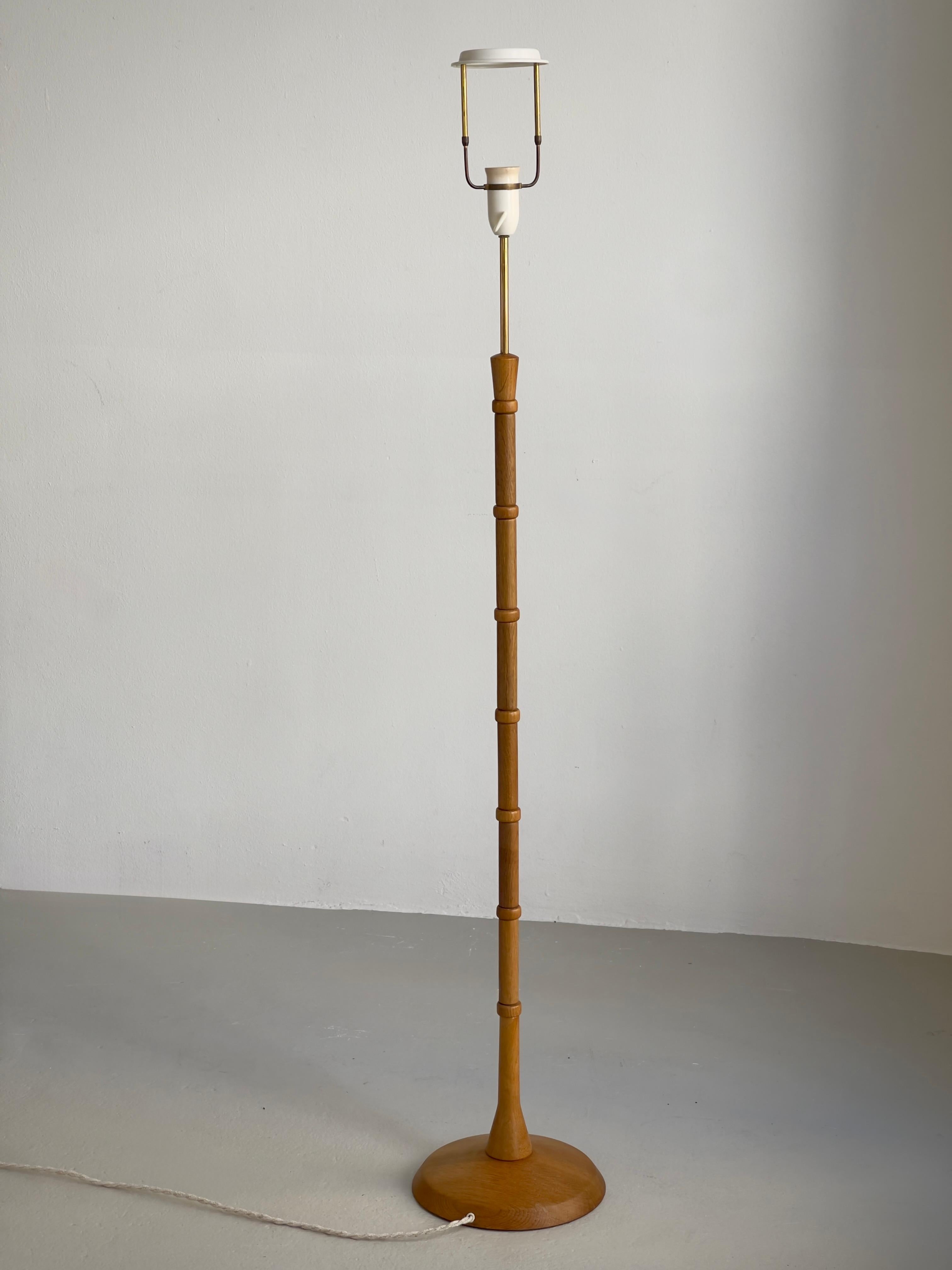 1960s Danish Modern Floor Lamp in Solid carved Oak and Brass For Sale 3
