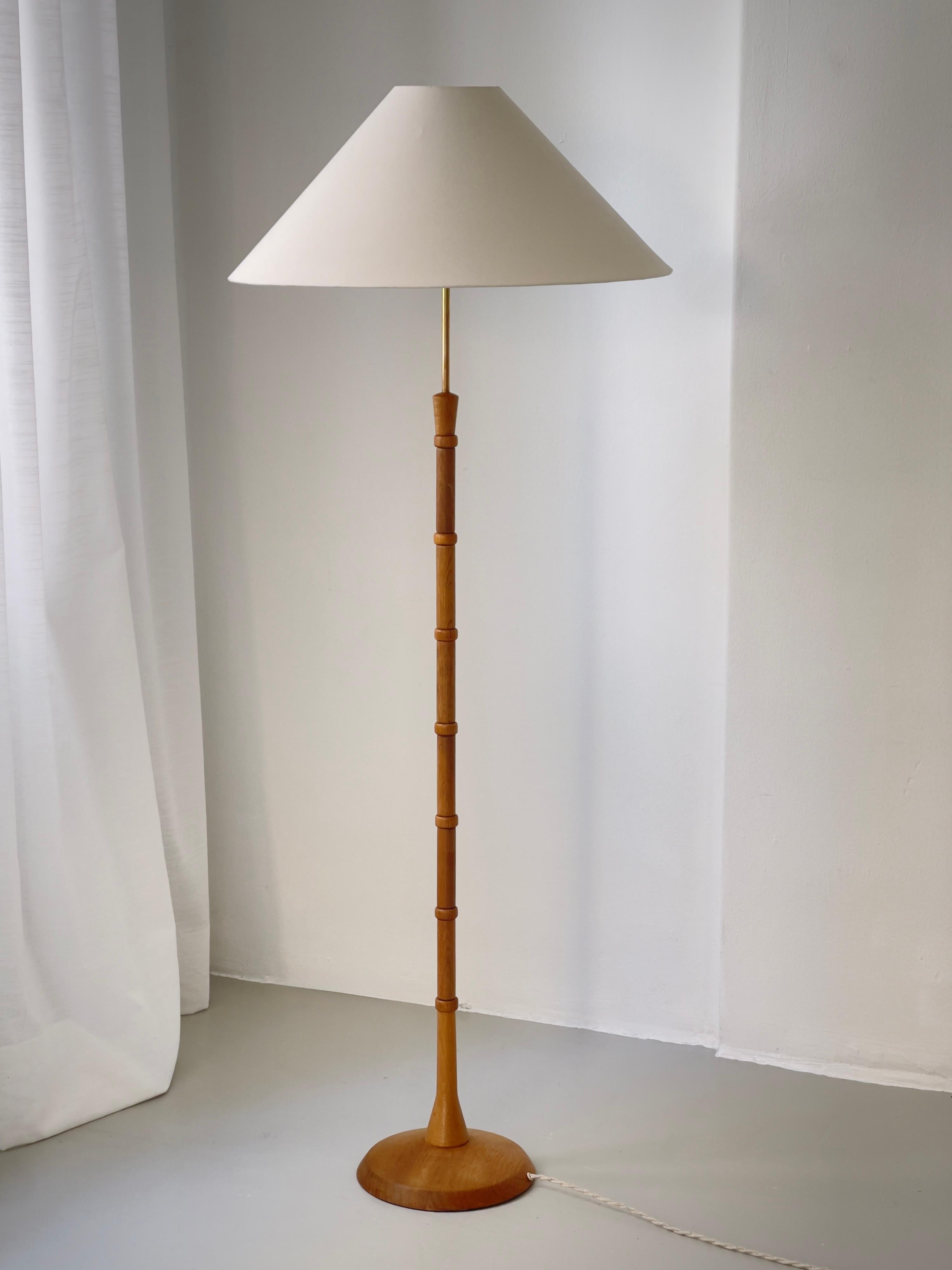 1960s Danish Modern Floor Lamp in Solid carved Oak and Brass For Sale 5