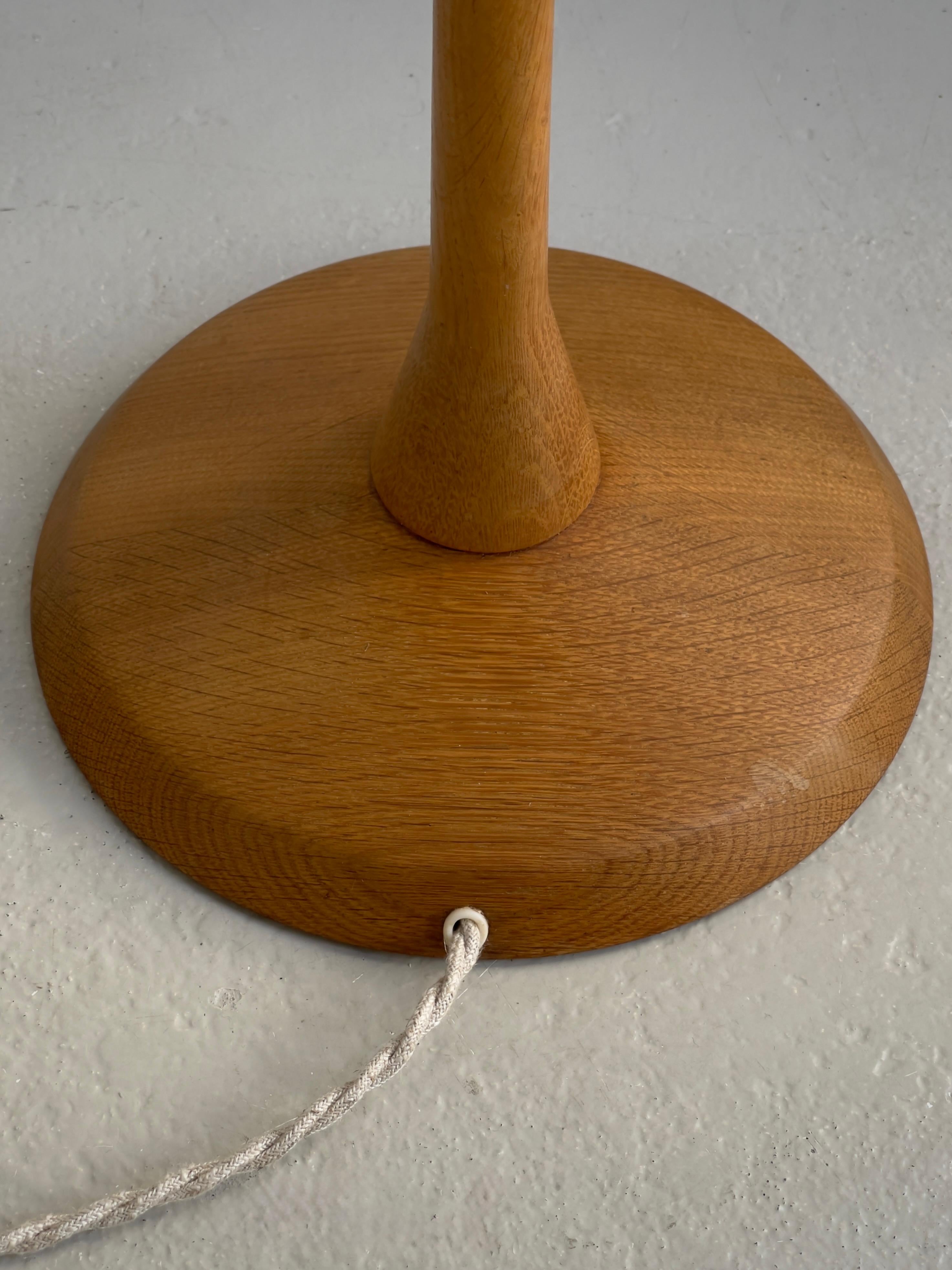 1960s Danish Modern Floor Lamp in Solid carved Oak and Brass For Sale 4