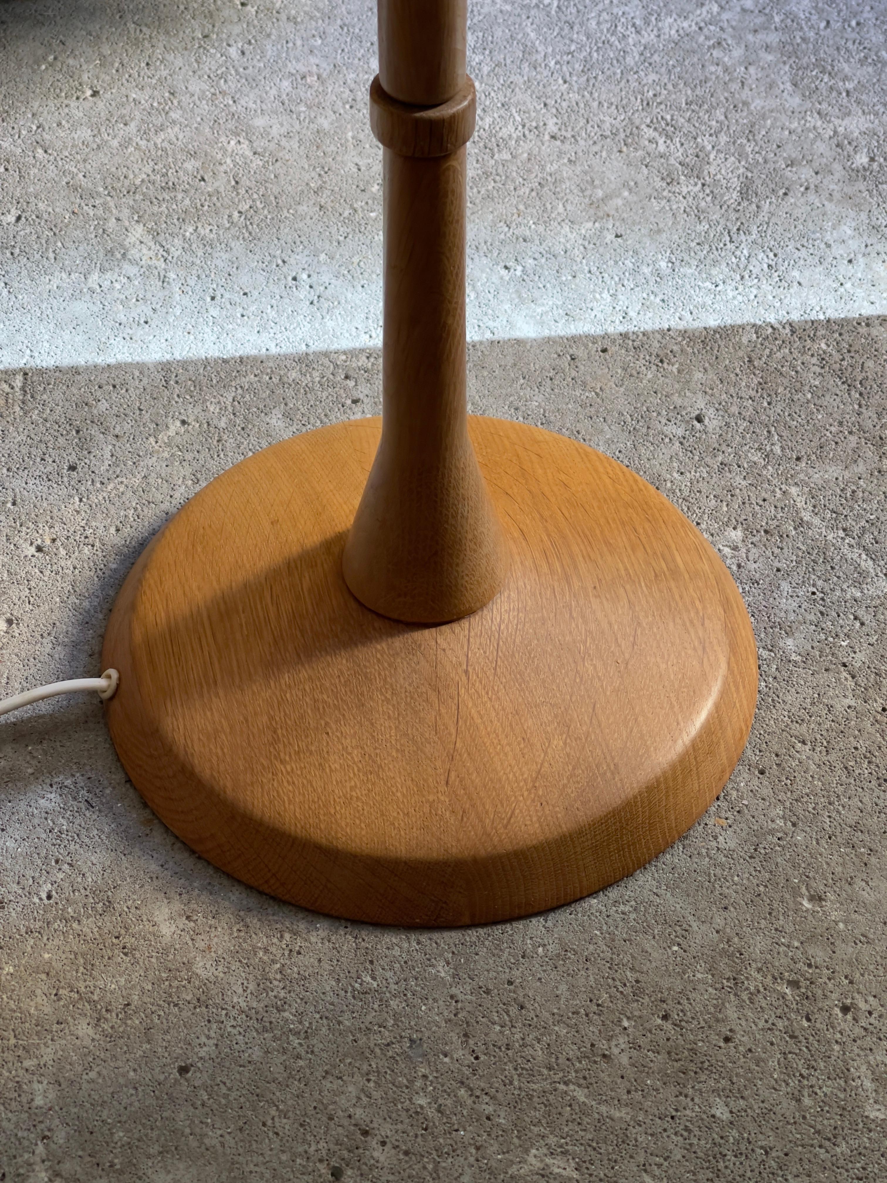 Hand-Carved Rare 1960s Danish Modern Floor Lamp in Solid Oak and Brass with New Linen Shade For Sale