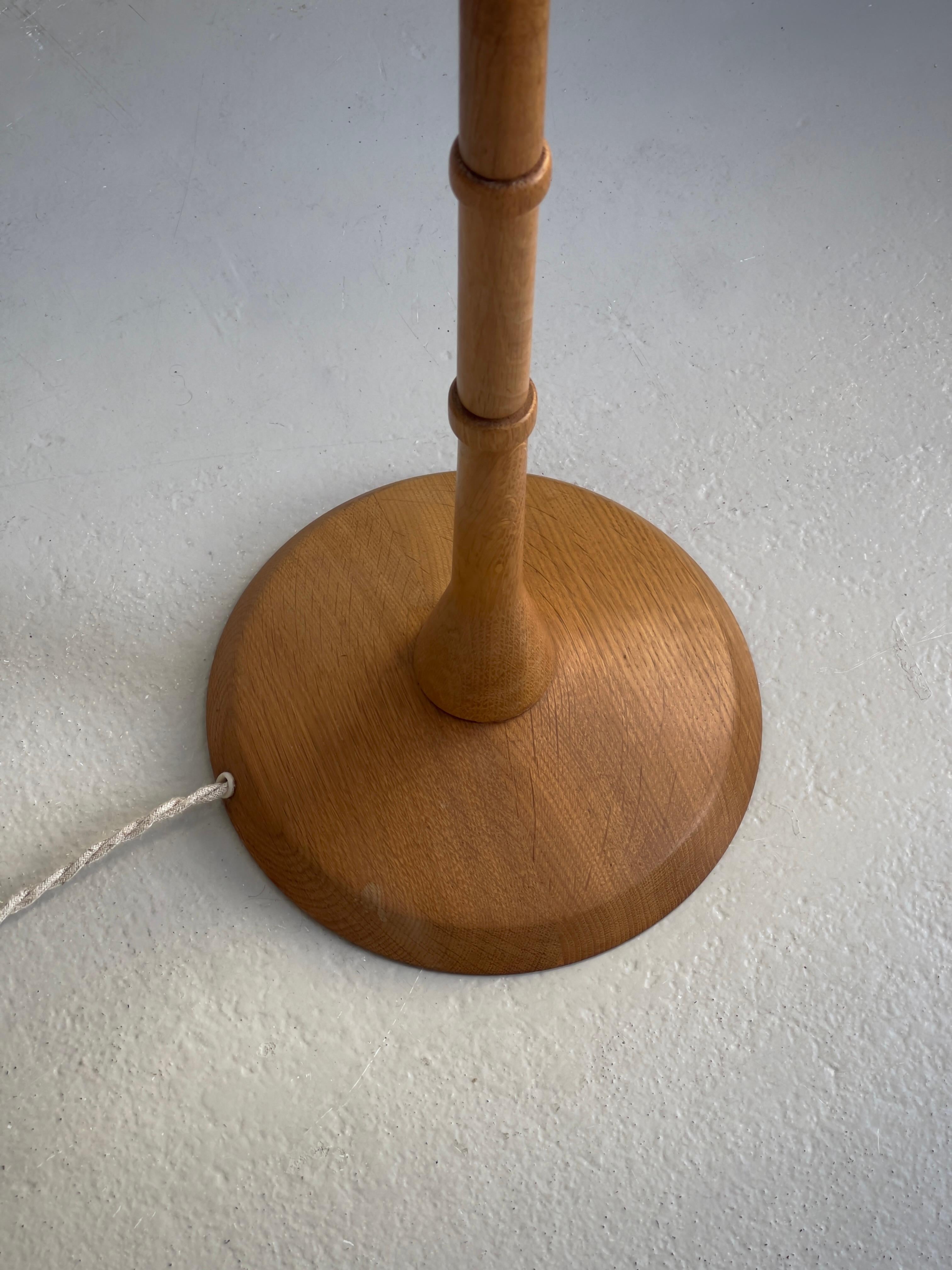 Scandinavian Modern 1960s Danish Modern Floor Lamp in Solid carved Oak and Brass For Sale