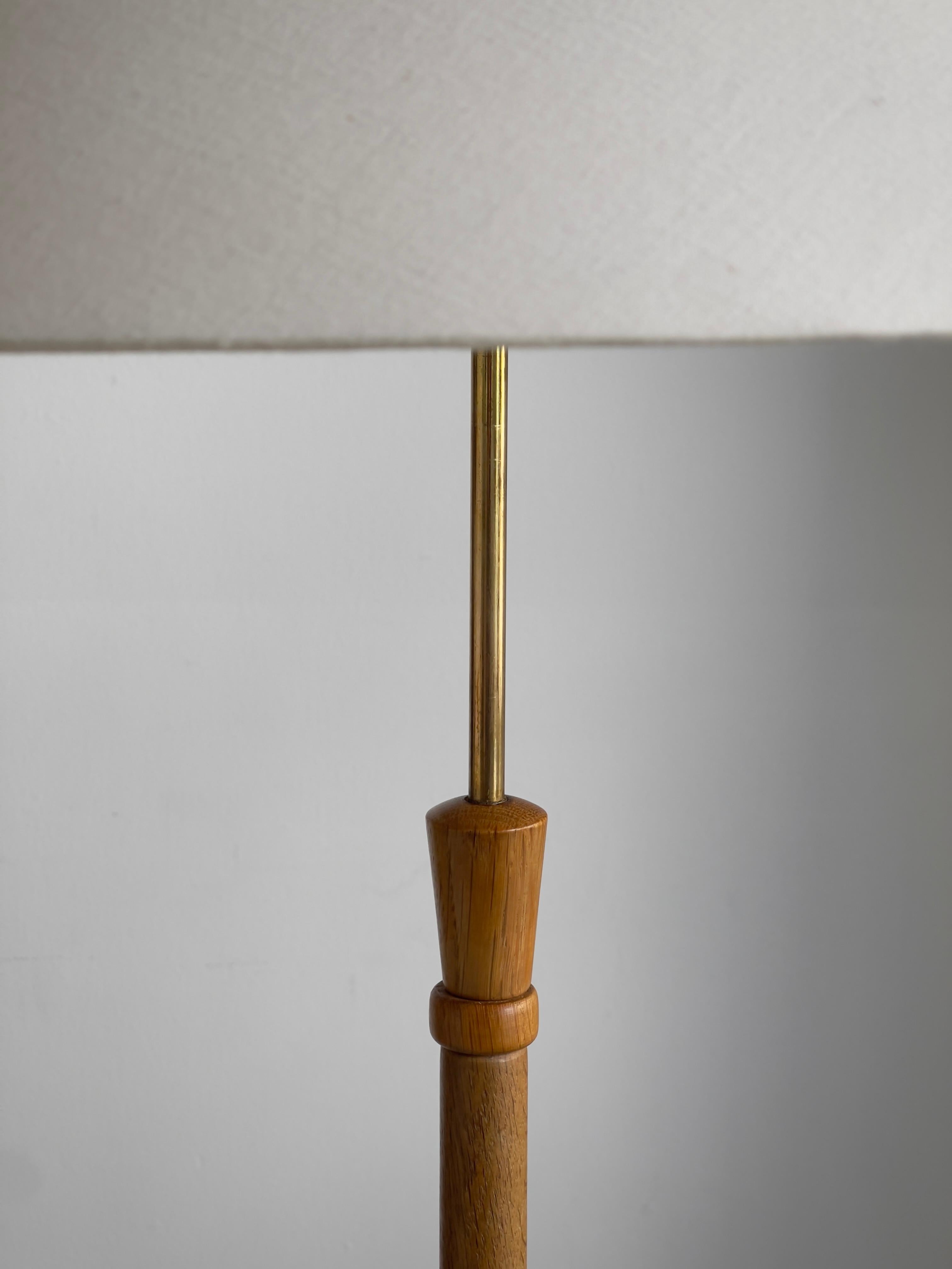 Hand-Carved 1960s Danish Modern Floor Lamp in Solid carved Oak and Brass For Sale