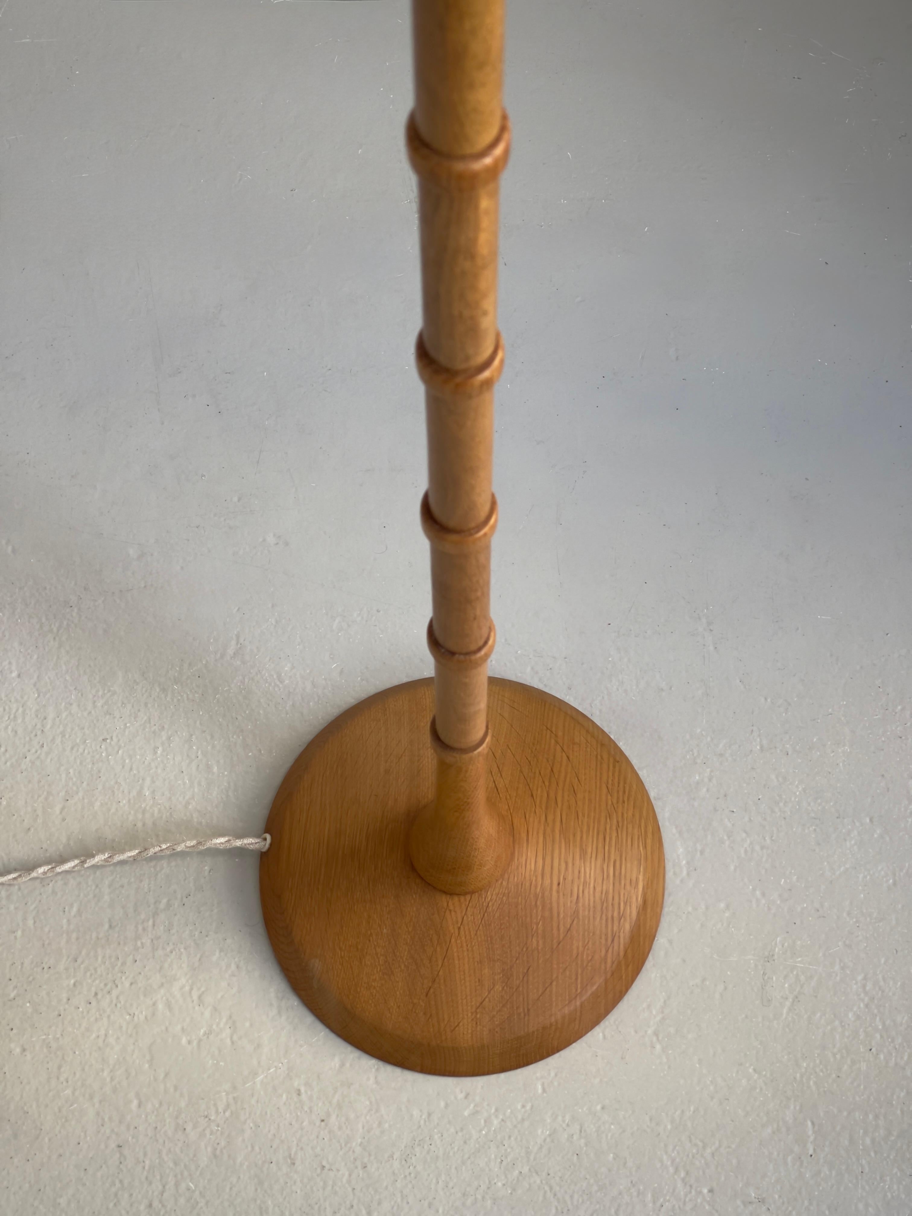 1960s Danish Modern Floor Lamp in Solid carved Oak and Brass In Good Condition For Sale In København K, 84