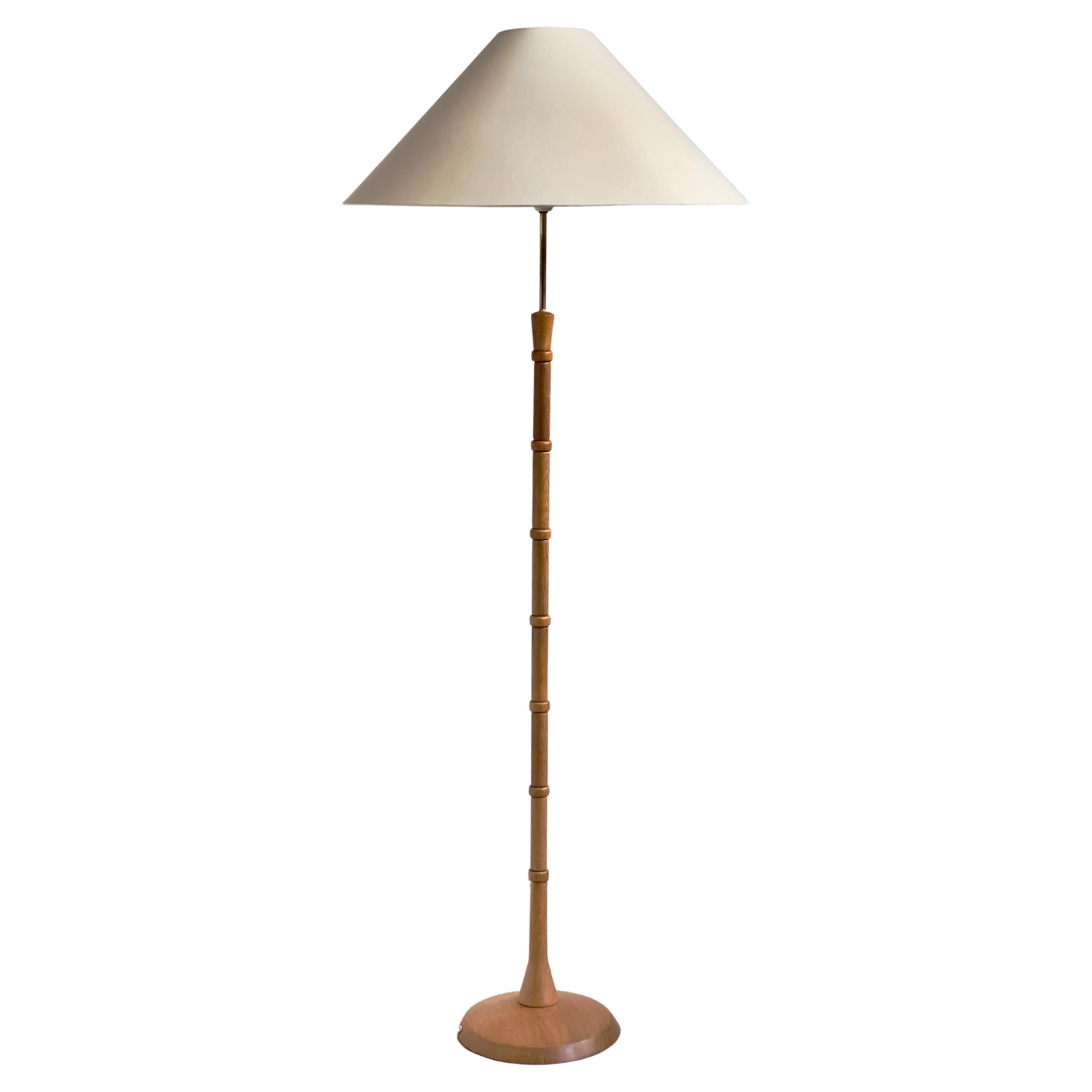 Rare lampadaire moderne danois des années 1960 en chêne massif et laiton avec nouvel abat-jour en lin en vente