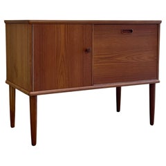 Mini-armoire danoise rare en teck des années 1960