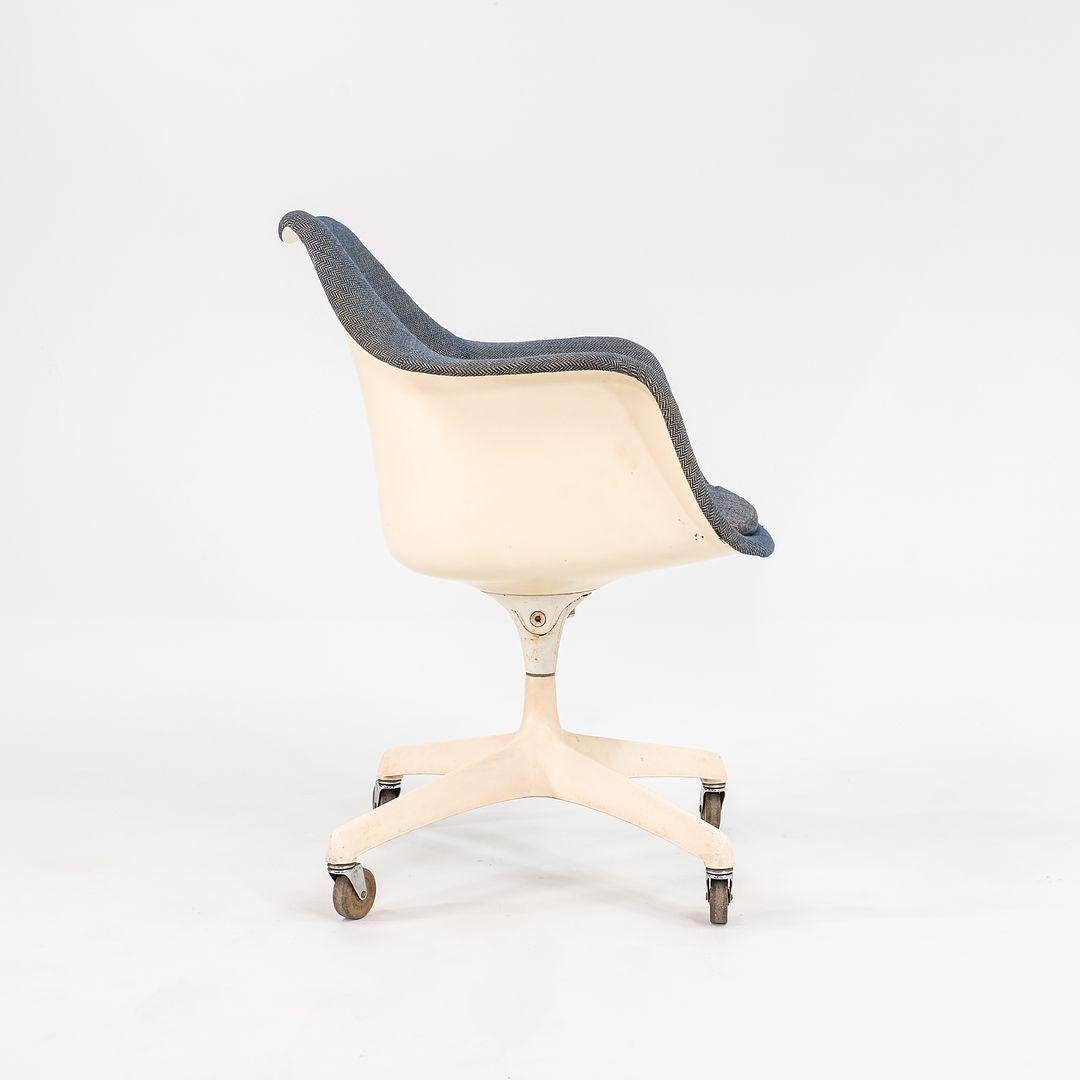 Vetroresina Rare poltrone girevoli Executive Tulip imbottite degli anni '60 di Eero Saarinen Associates in vendita