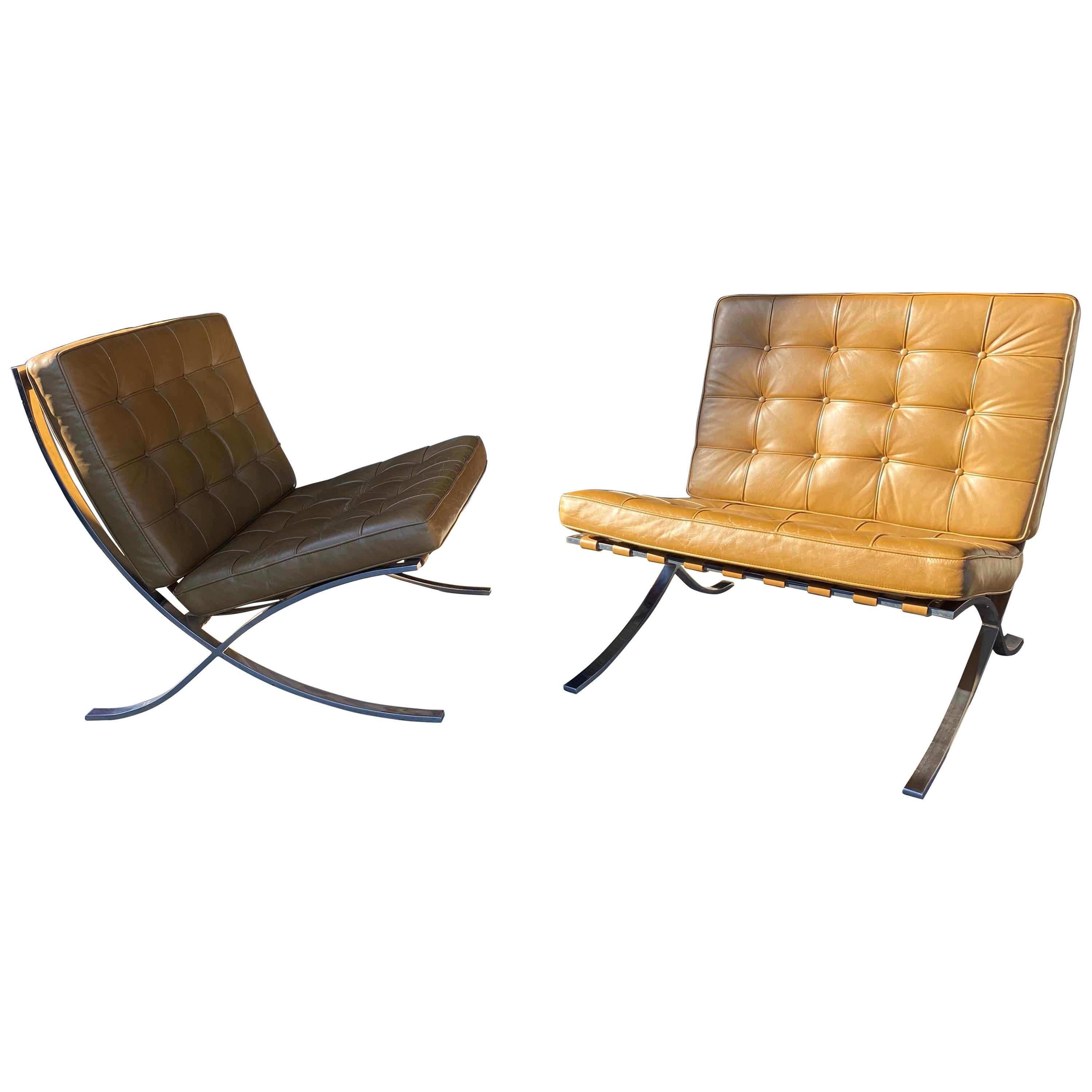 Une paire de collectionneurs ! Cette paire de chaises Barcelona a été fabriquée par Gerald R. Griffith sous l'étroite supervision de Mies van der Rohe, pré-Knoll. Les chaises Griffith ont des coins extrêmement précis et moins de renforcement au