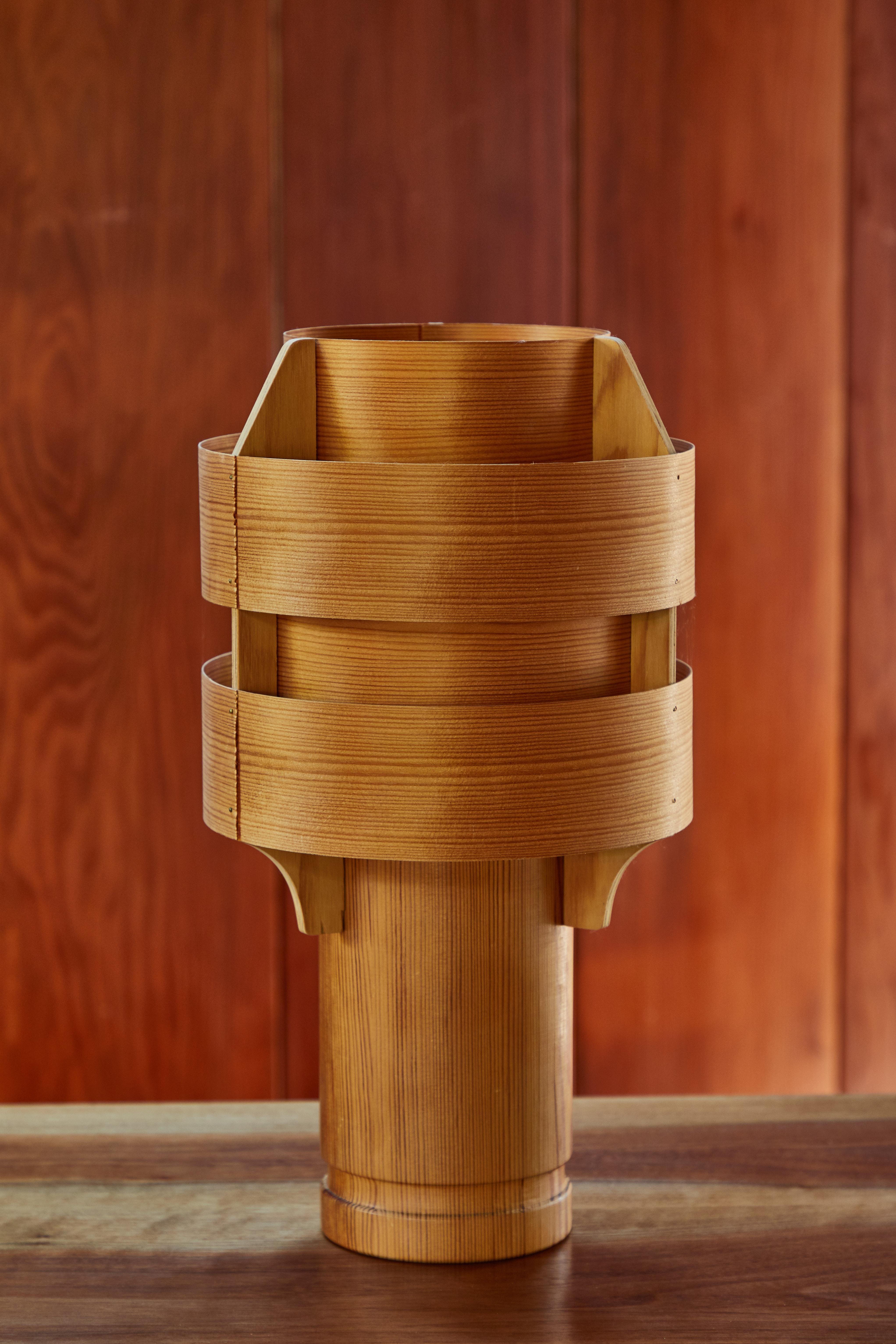 Rare 1960s Hans-Agne Jakobsson Model 243 wood table lamp for AB Ellysett. Designed and produced by Jakobsson in Markaryd, Sweden and executed in thin bentwood with solid wood base. A uniquely architectural and exceedingly rare lamp that is so