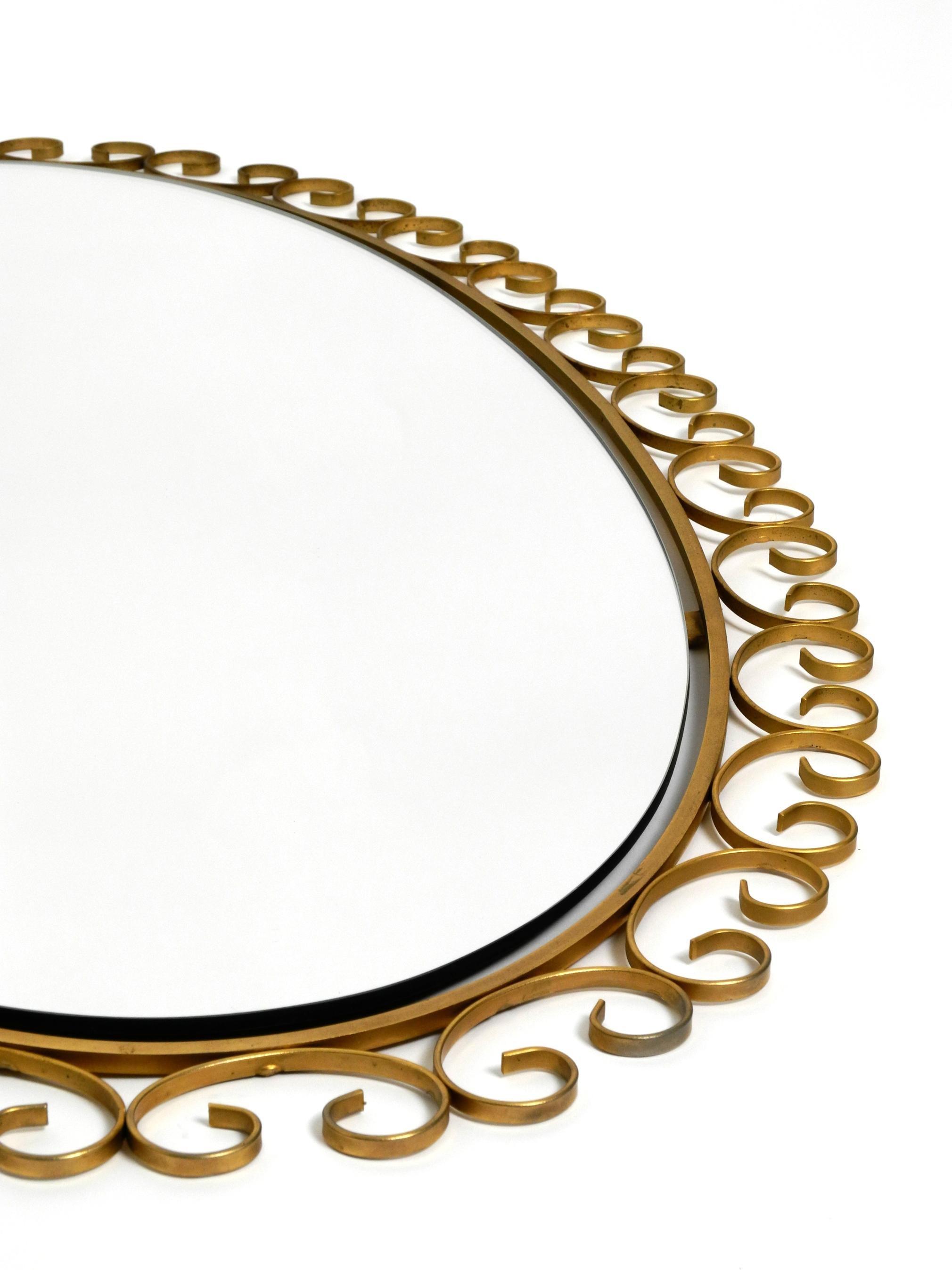 Rare 1960s Large Oval Sunburst Wall Mirror Made of Metal in Brass Anodized In Good Condition In München, DE