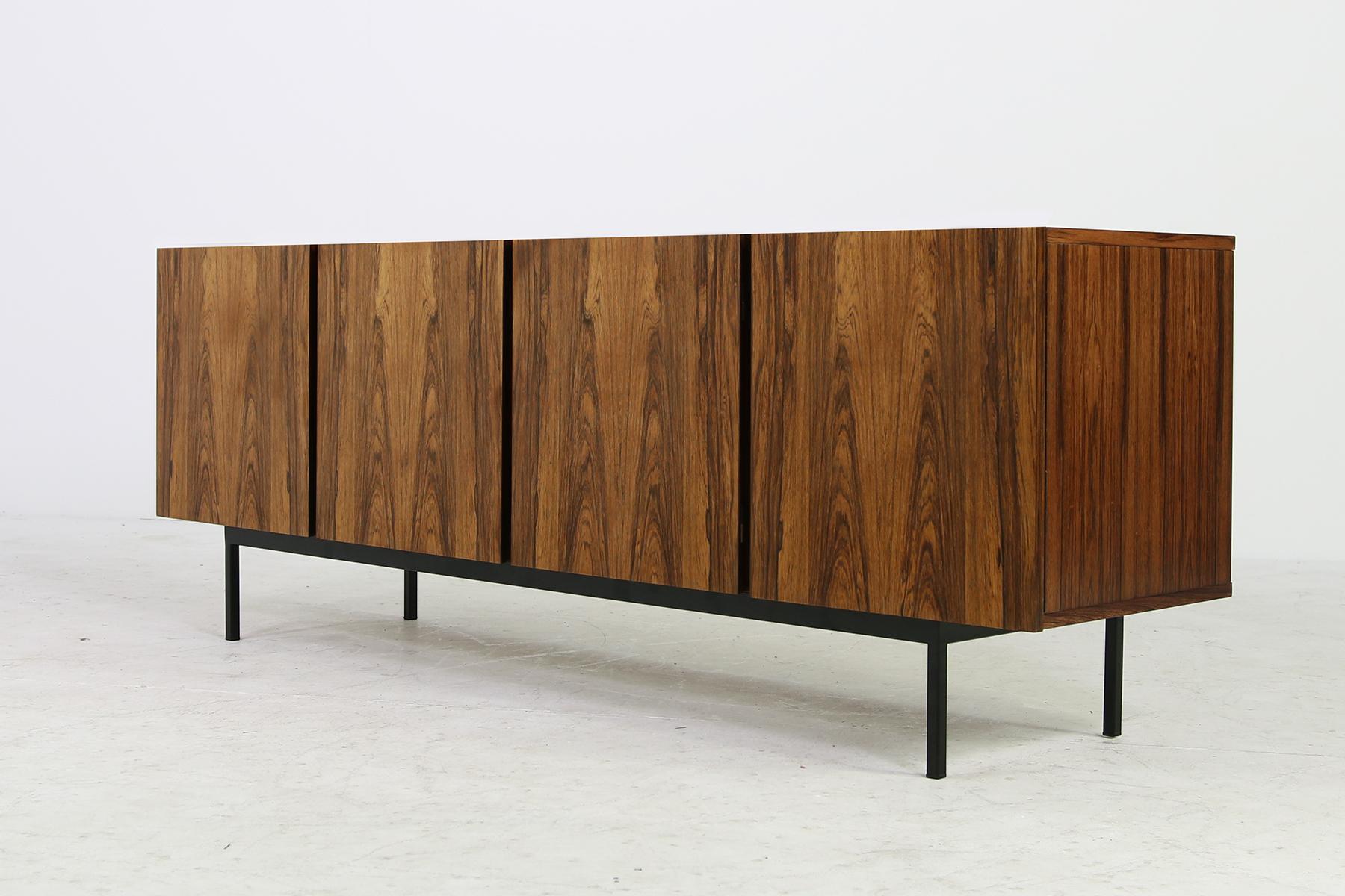 Seltenes minimalistisches Sideboard der 1960er Jahre auf Metallsockel:: Schubladen im Inneren Mid-Century Modern 6